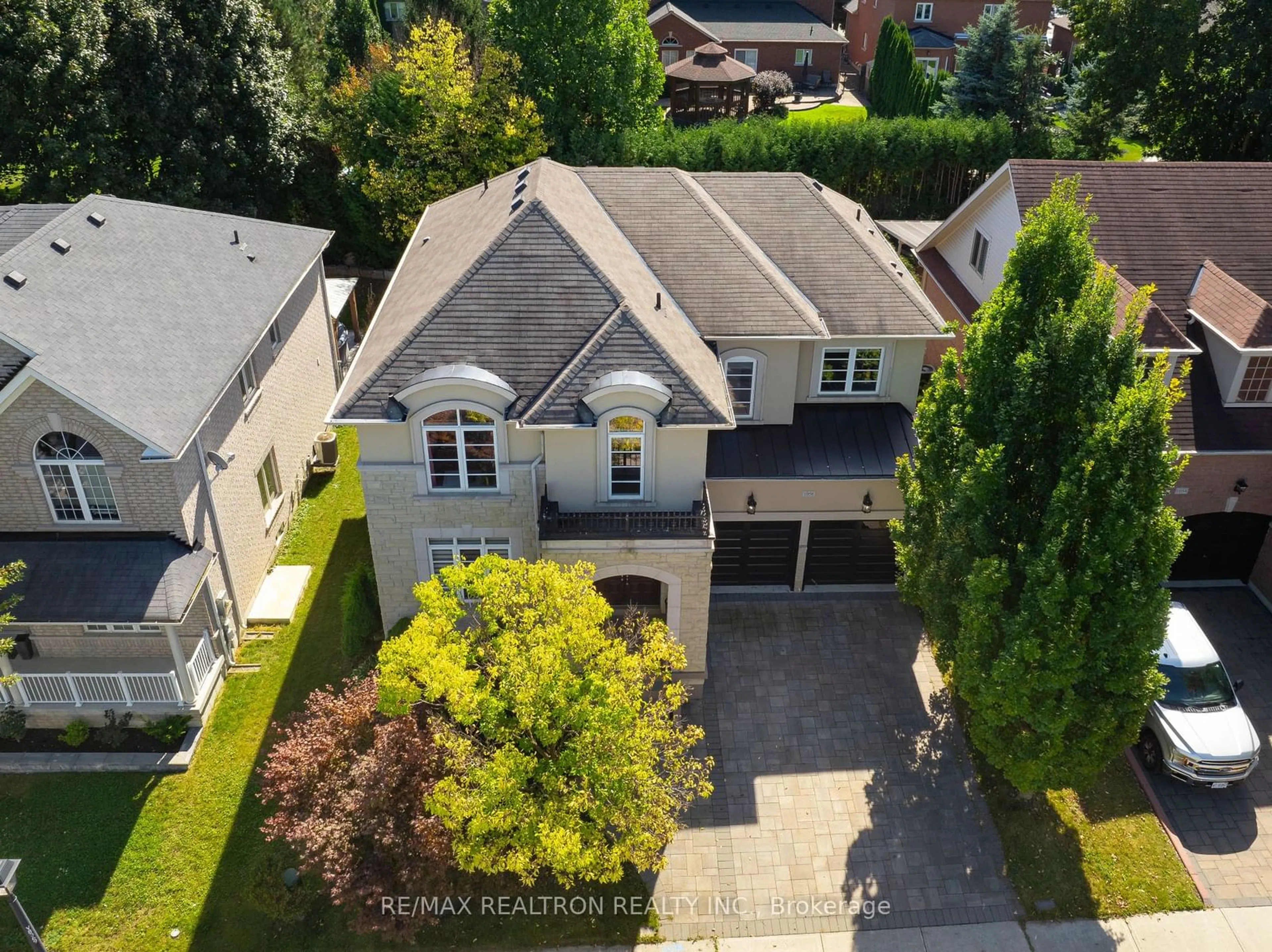 Frontside or backside of a home, the street view for 1058 Bob Scott Crt, Newmarket Ontario L3X 3L7