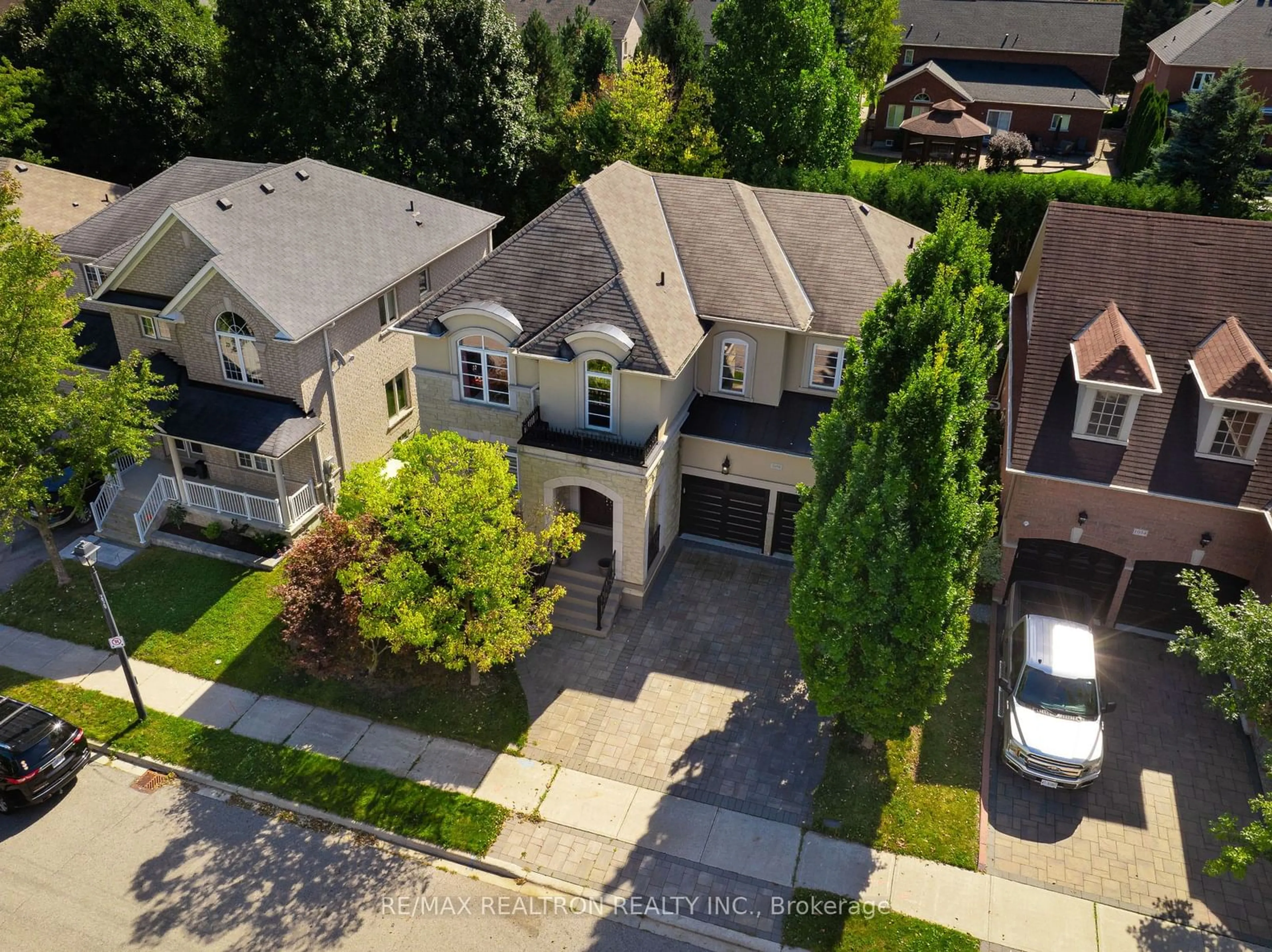 Frontside or backside of a home, the street view for 1058 Bob Scott Crt, Newmarket Ontario L3X 3L7