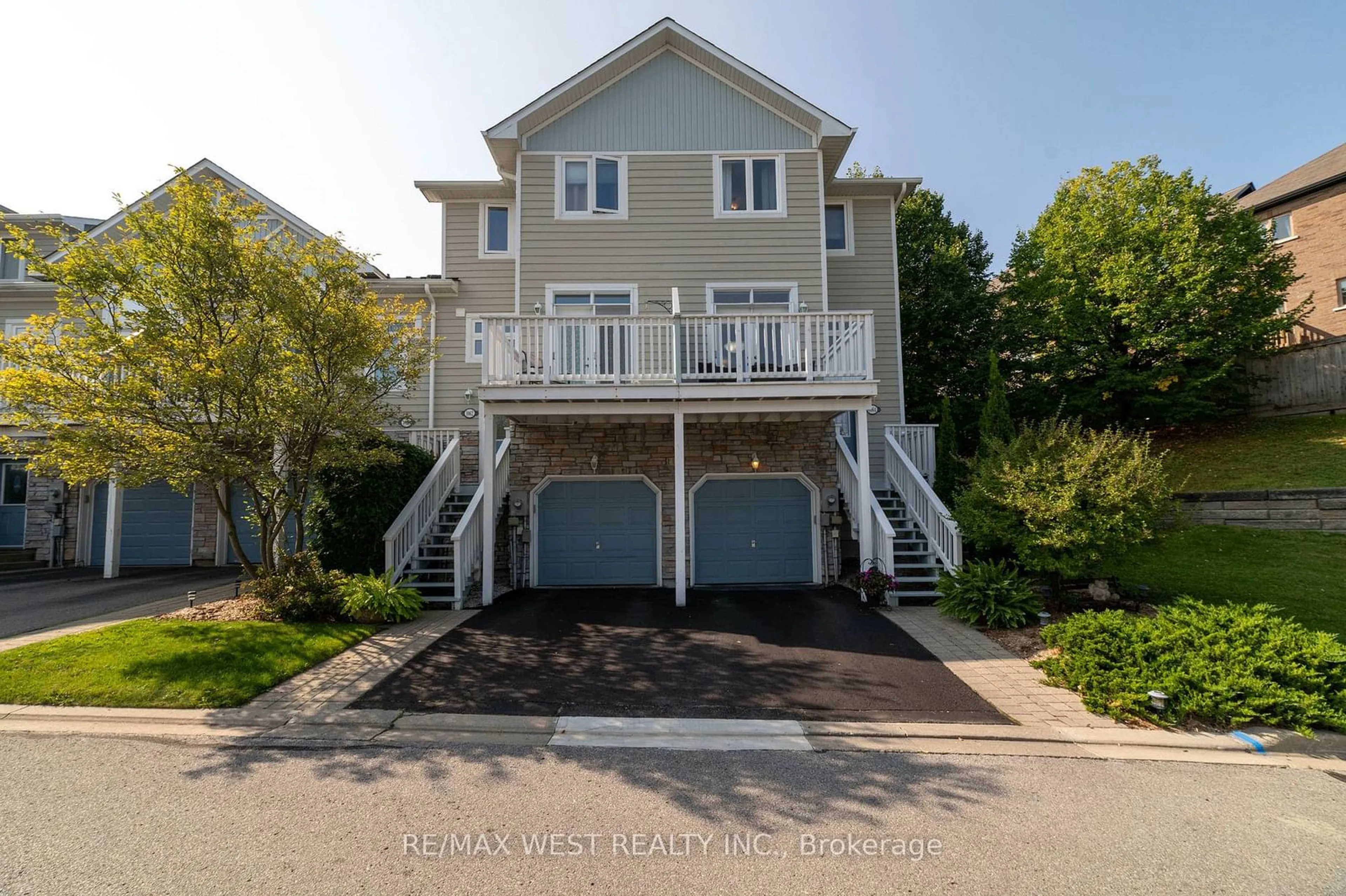 A pic from exterior of the house or condo, cottage for 1064 On Bogart Circ, Newmarket Ontario L3Y 8T4