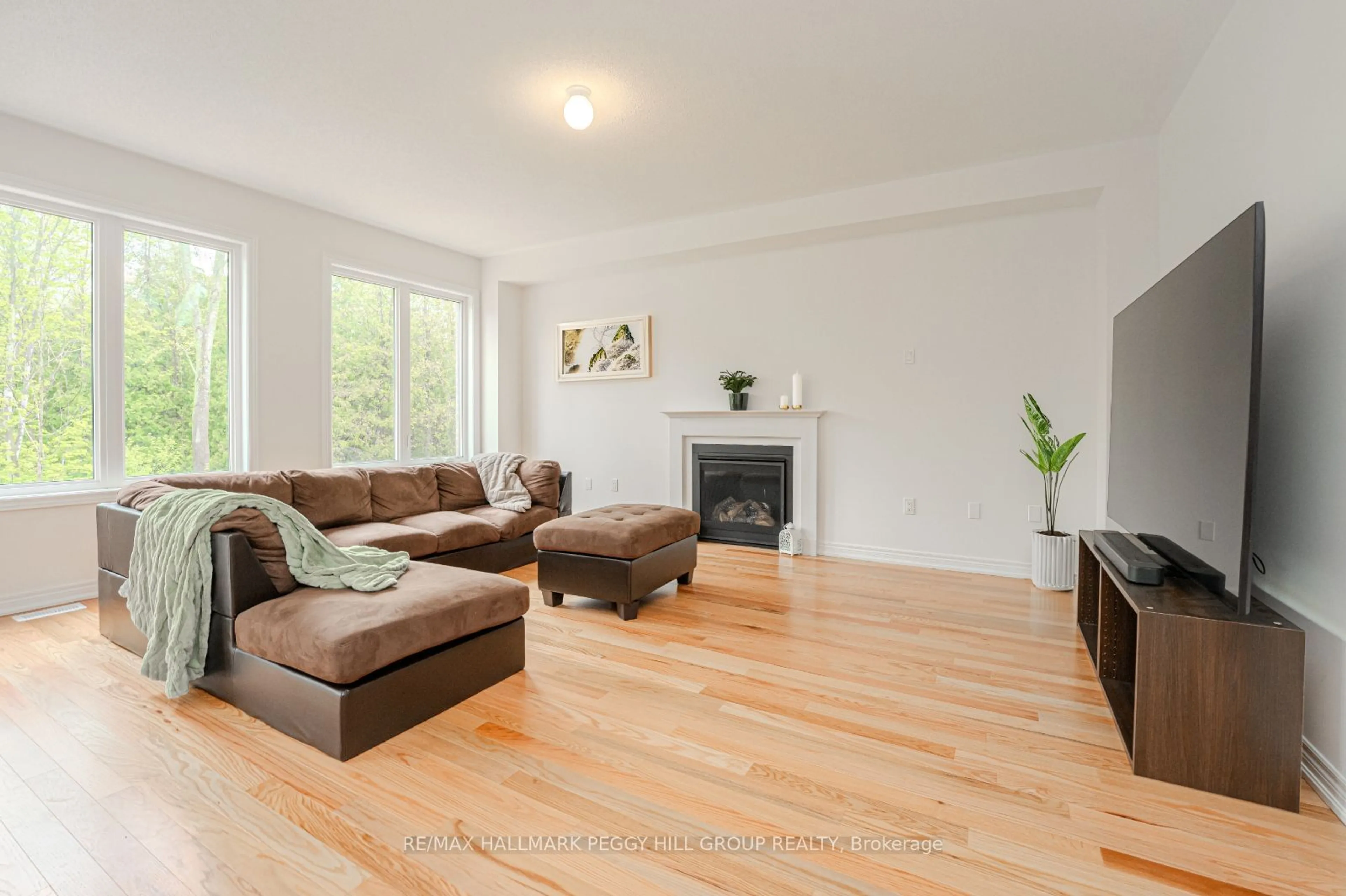 Living room, wood floors for 41 Wakefield Blvd, Essa Ontario L3W 0L8