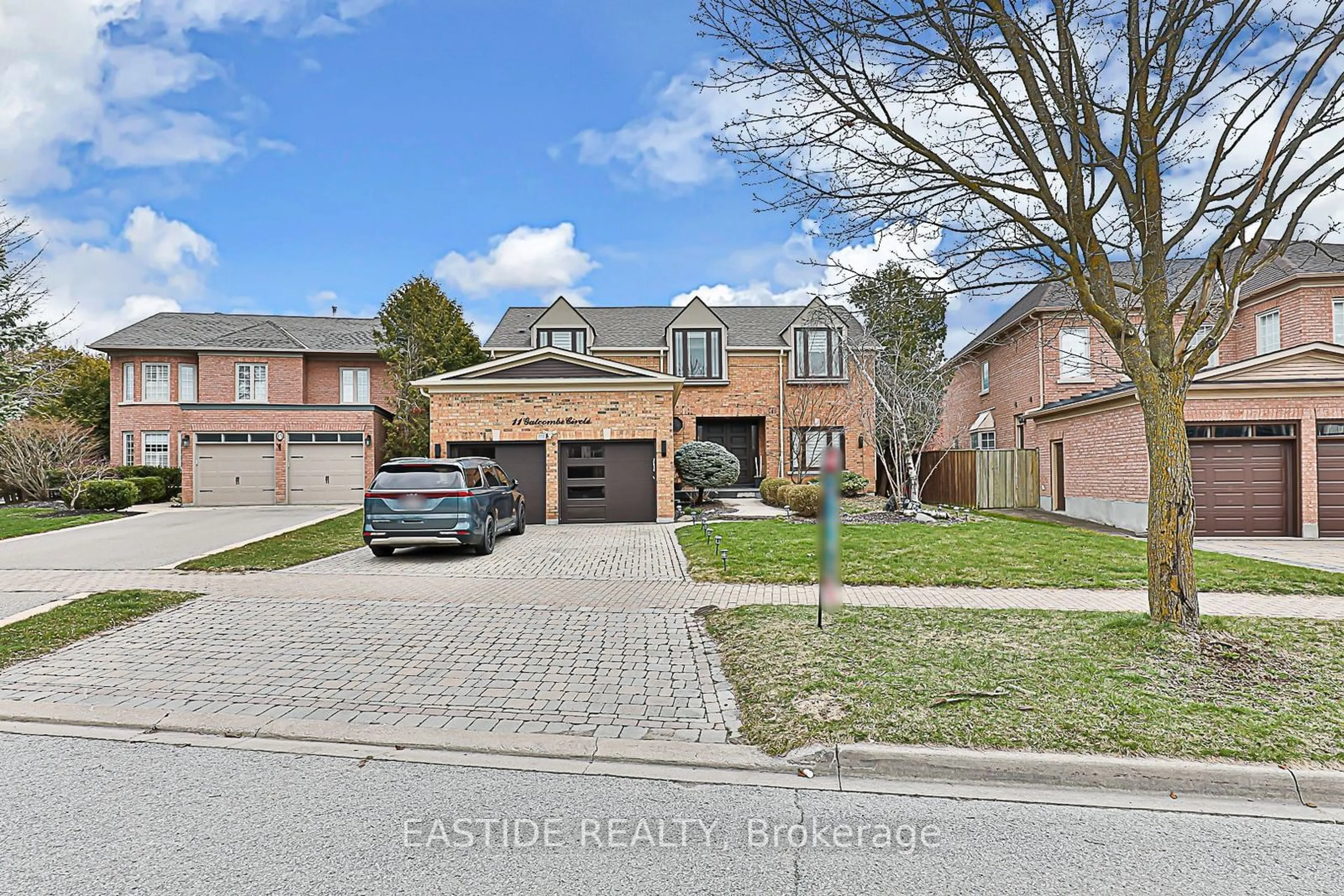 Frontside or backside of a home, the street view for 11 Gatcombe Circ, Richmond Hill Ontario L4C 9P4