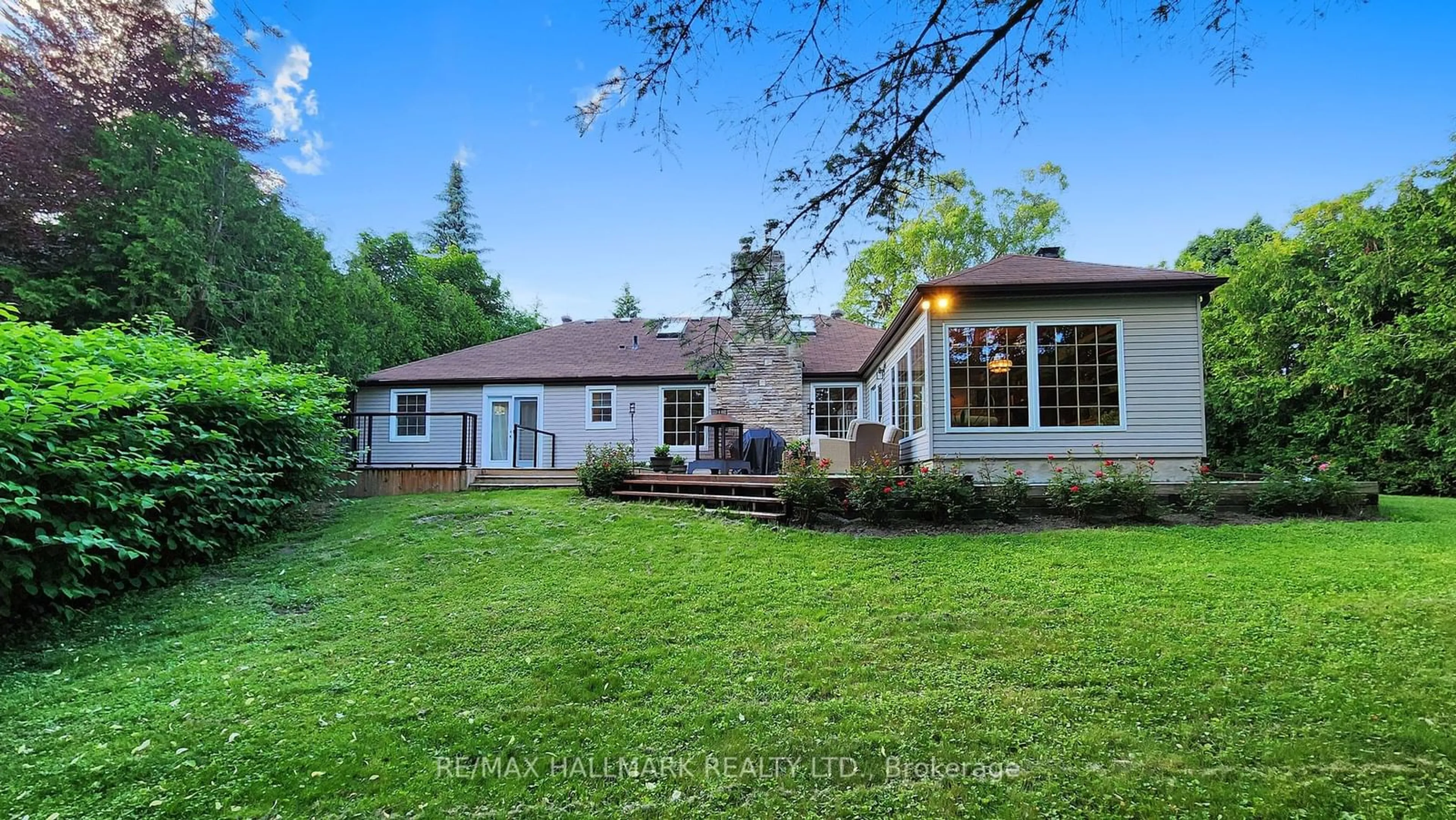 Frontside or backside of a home, the fenced backyard for 109 Highland Lane, Richmond Hill Ontario L4C 3S1