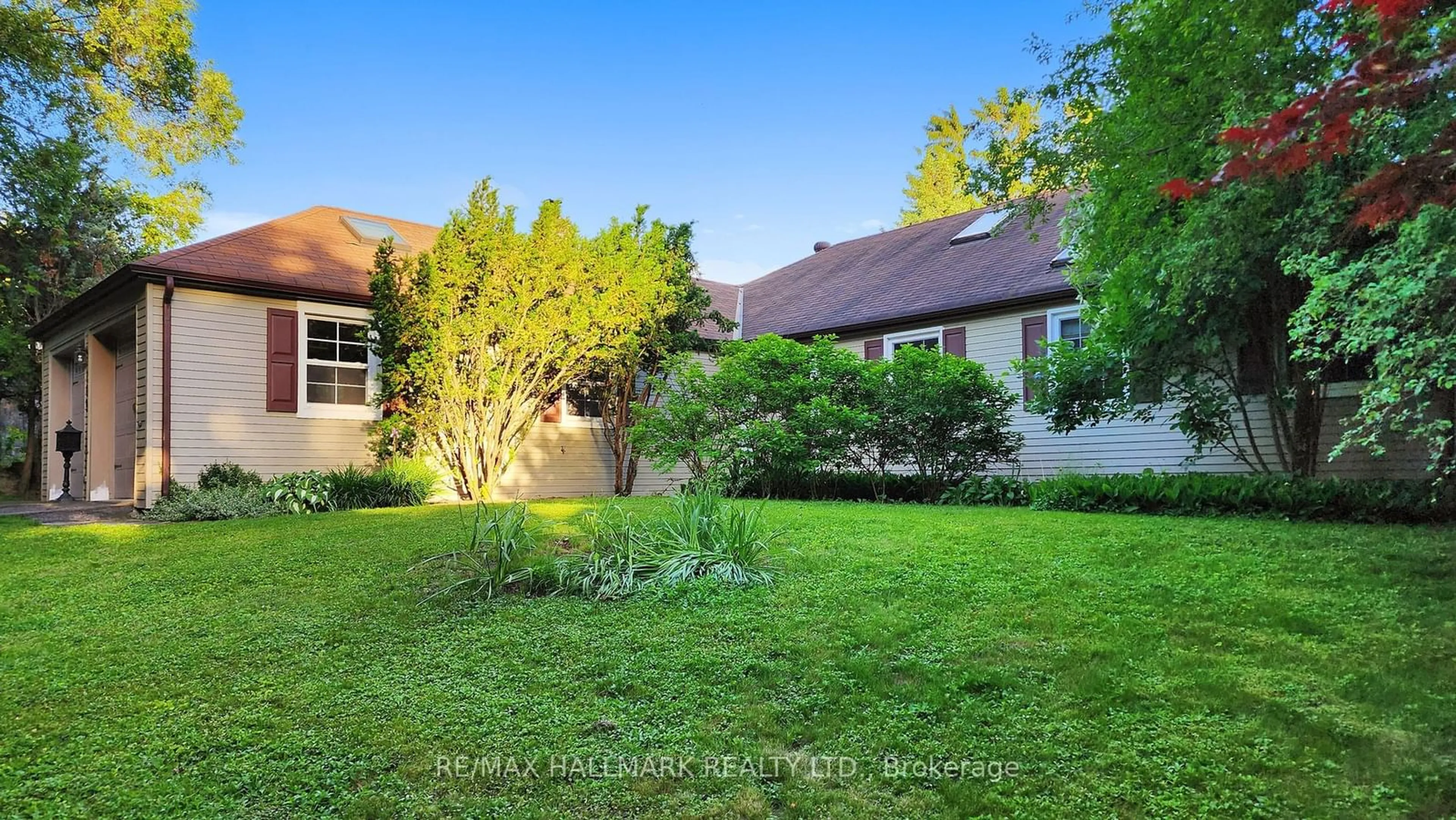 A pic from exterior of the house or condo, the fenced backyard for 109 Highland Lane, Richmond Hill Ontario L4C 3S1