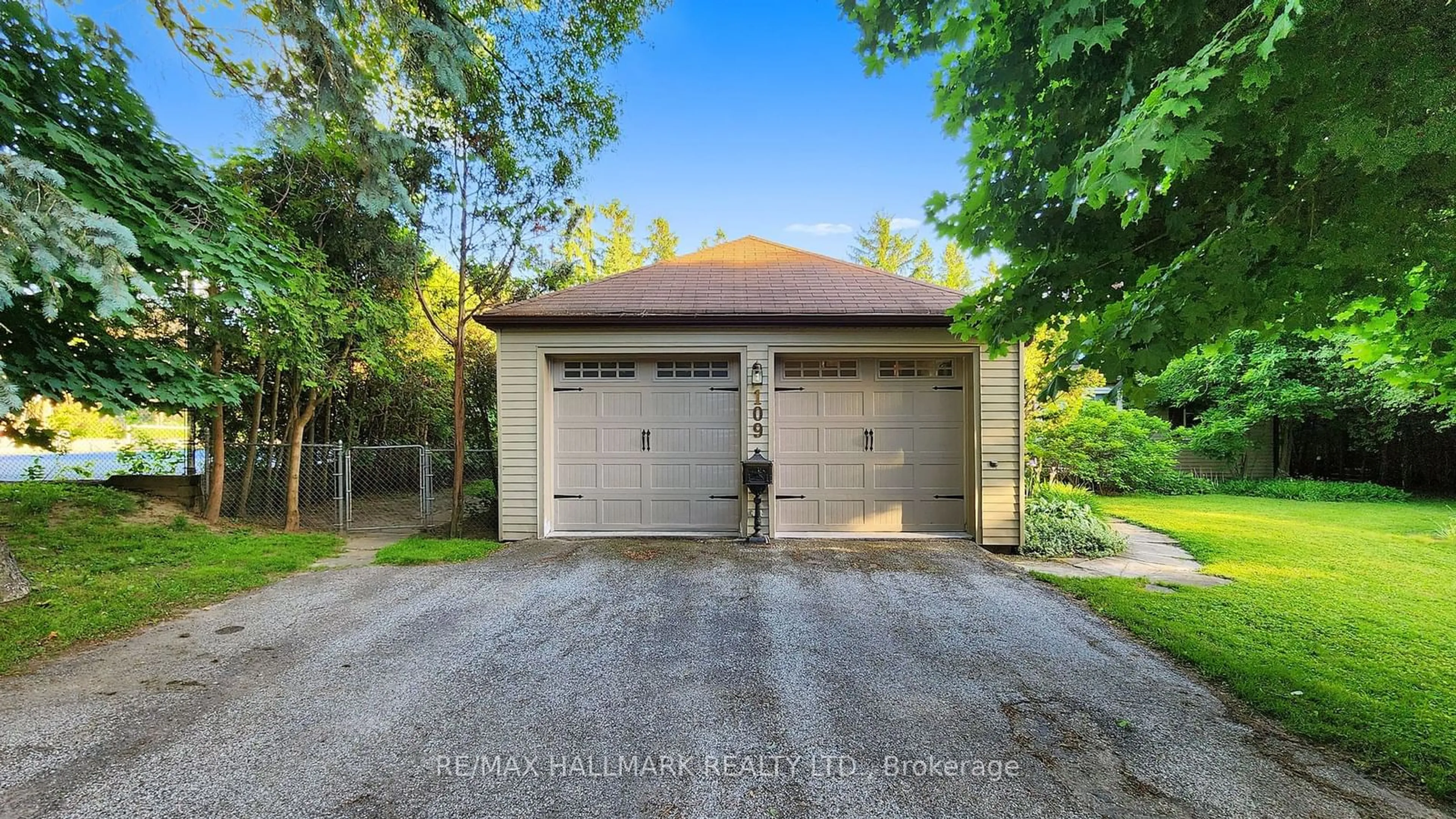 Indoor garage, cement floor for 109 Highland Lane, Richmond Hill Ontario L4C 3S1