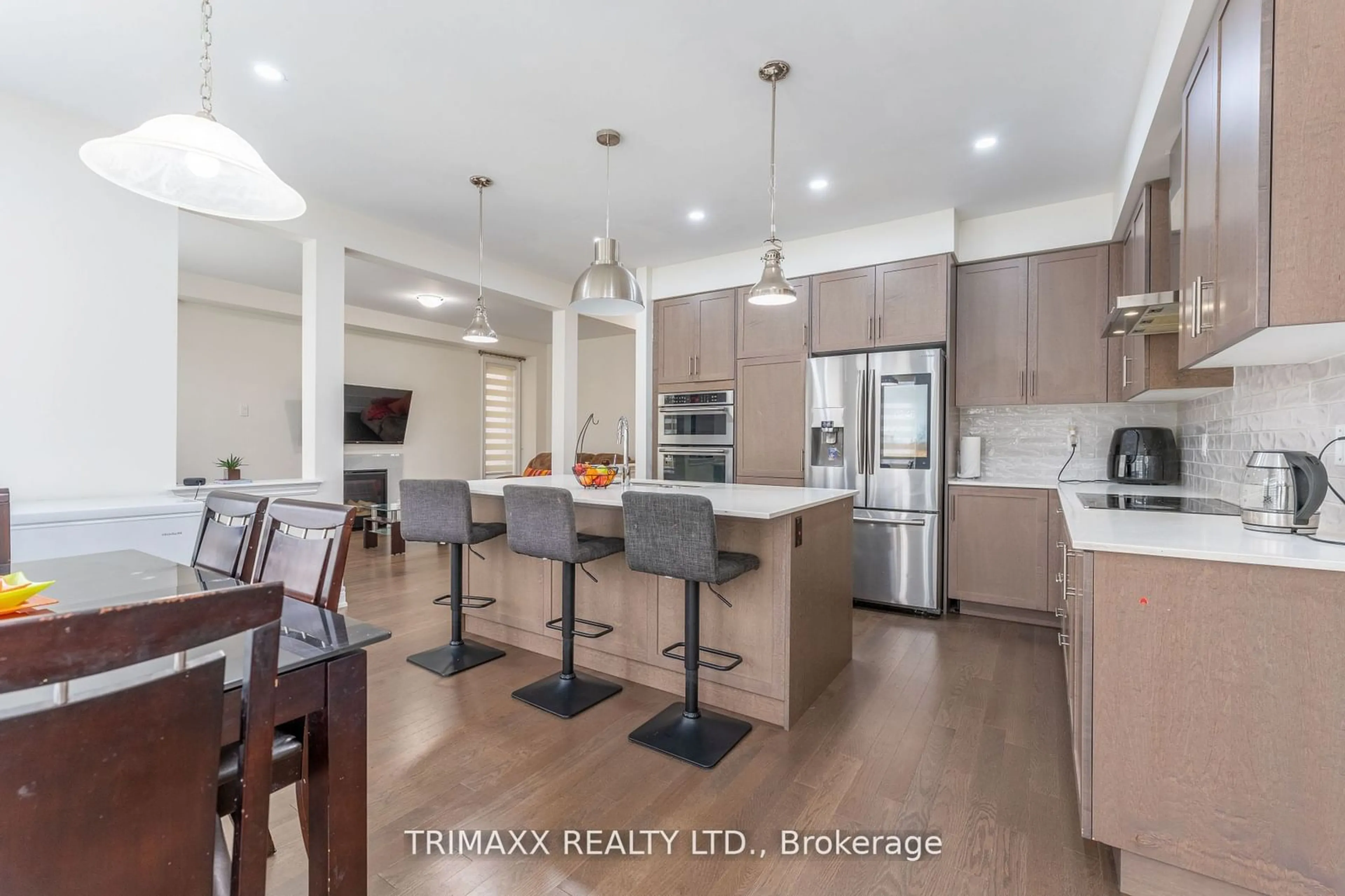 Open concept kitchen for 2 Downy Emerald Dr, Bradford West Gwillimbury Ontario L3Z 0C1