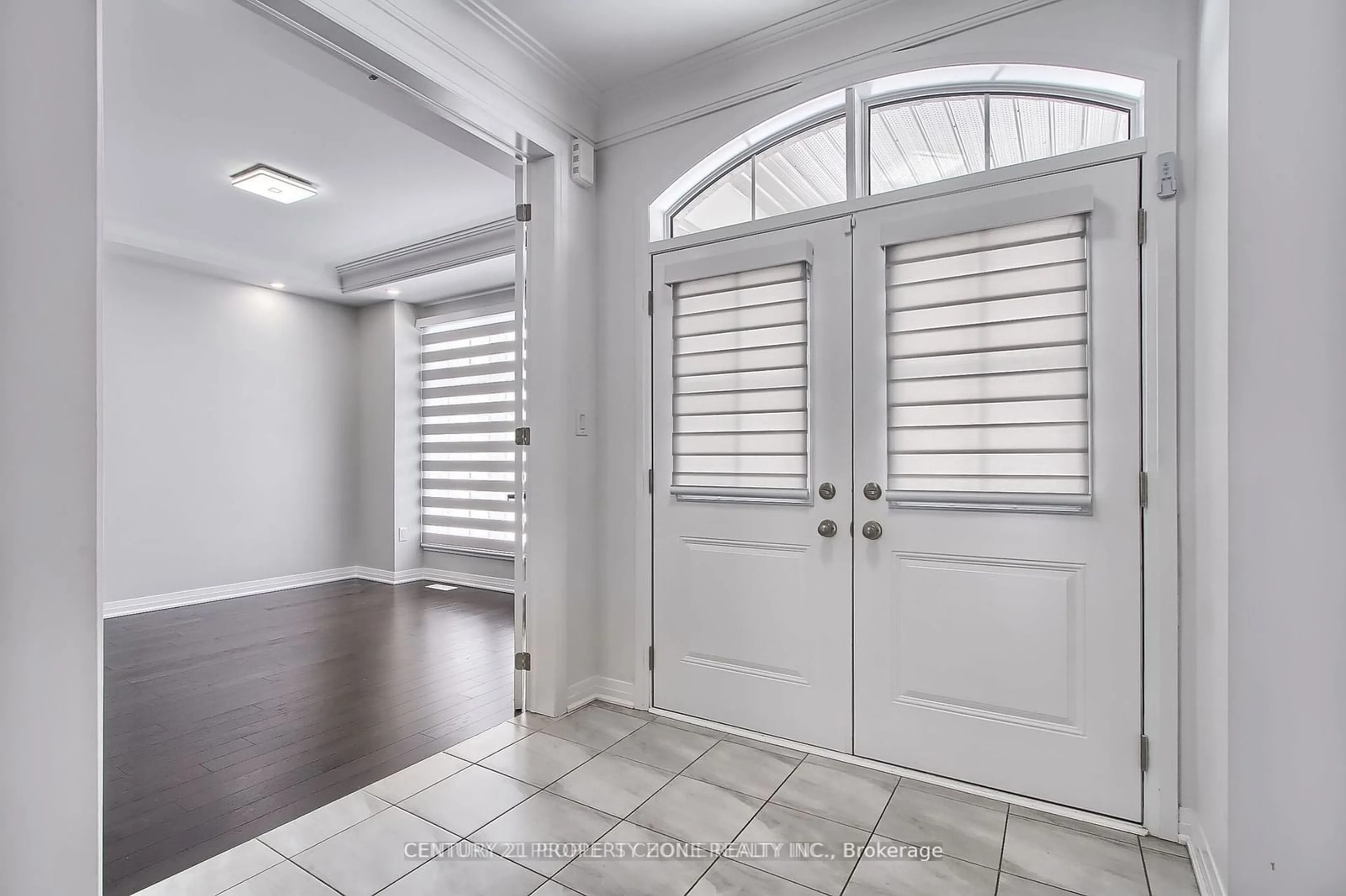 Indoor entryway, wood floors for 1466 Broderick St, Innisfil Ontario L9S 4W1