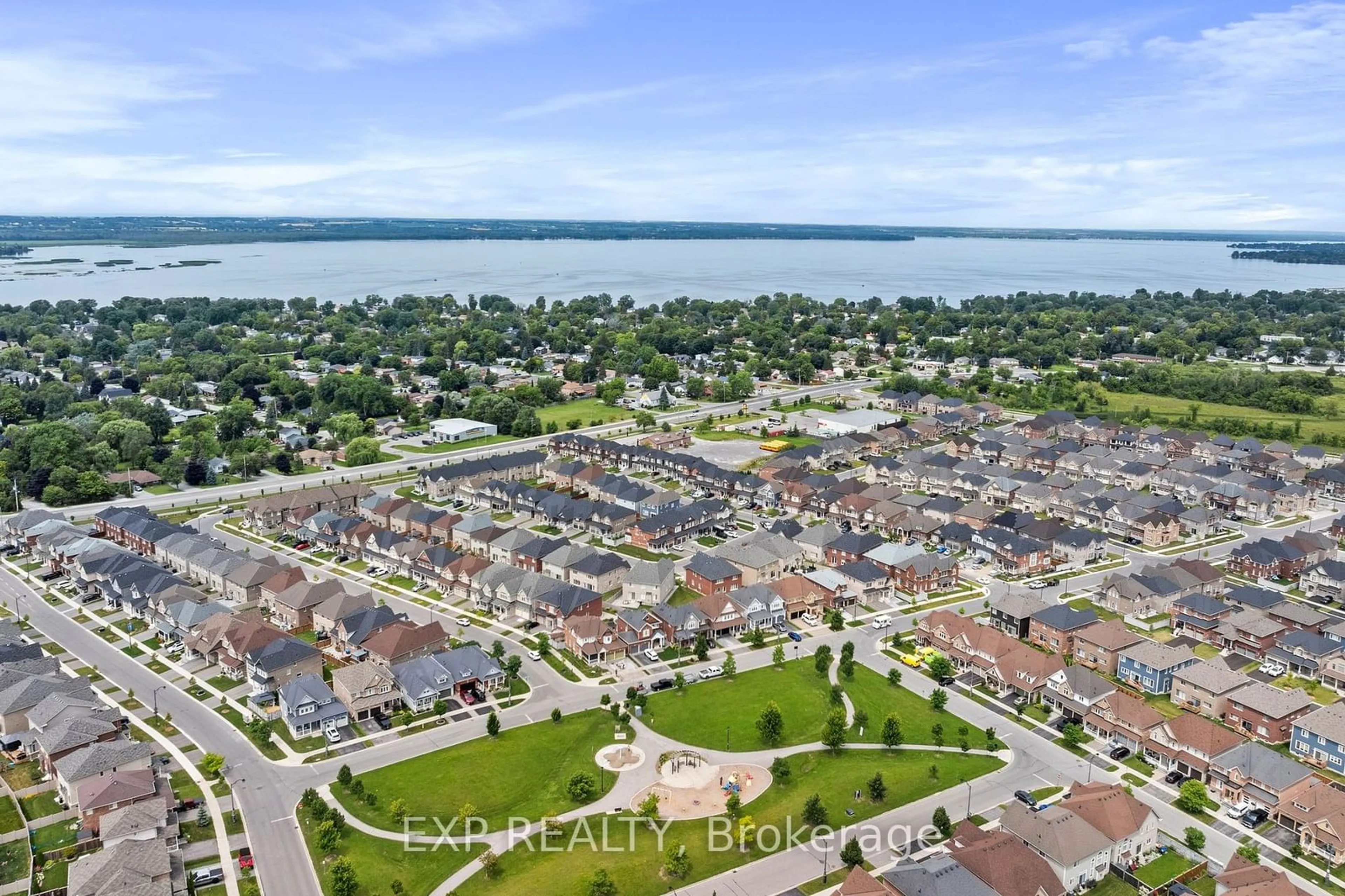 A pic from exterior of the house or condo, the street view for 101 Kingknoll Cres, Georgina Ontario L4P 0H8