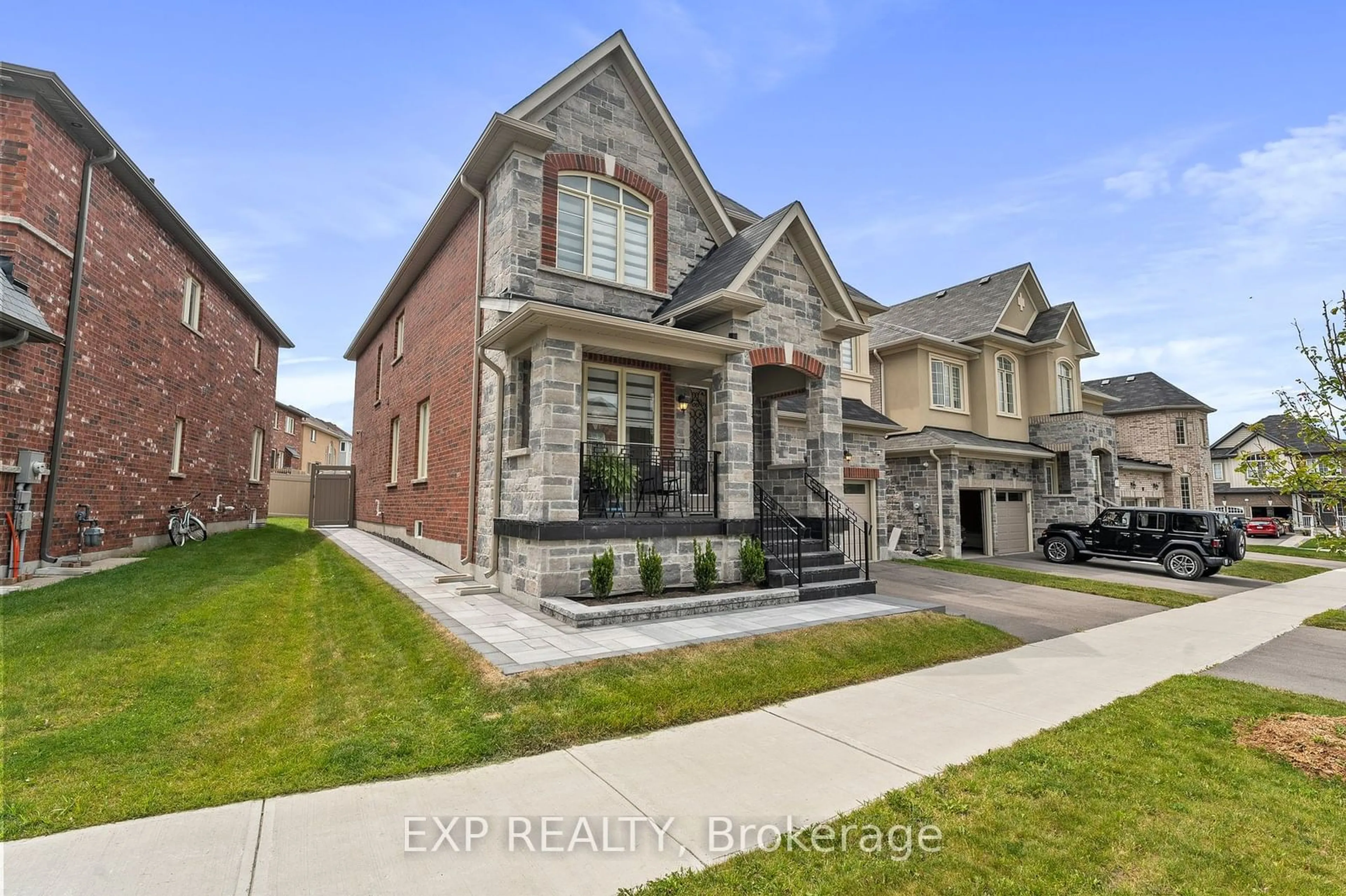 Frontside or backside of a home, the street view for 101 Kingknoll Cres, Georgina Ontario L4P 0H8