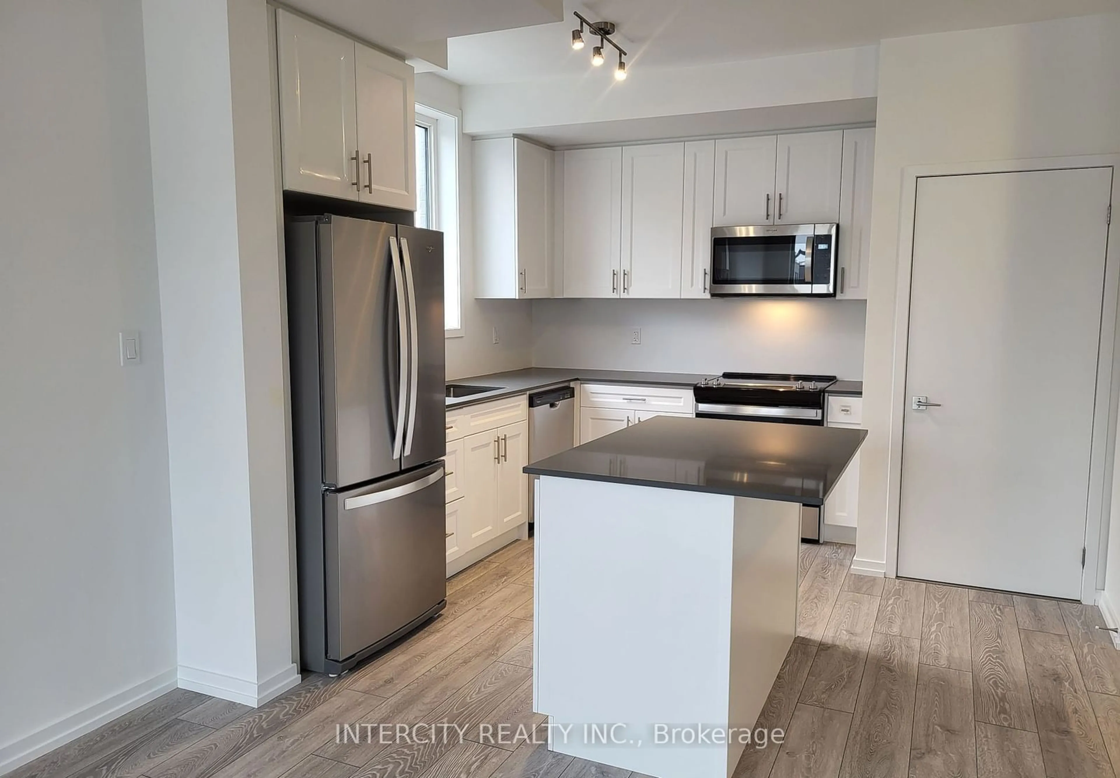 Open concept kitchen for 11 Lytham Green Circ #26, Newmarket Ontario L3Y 0C7