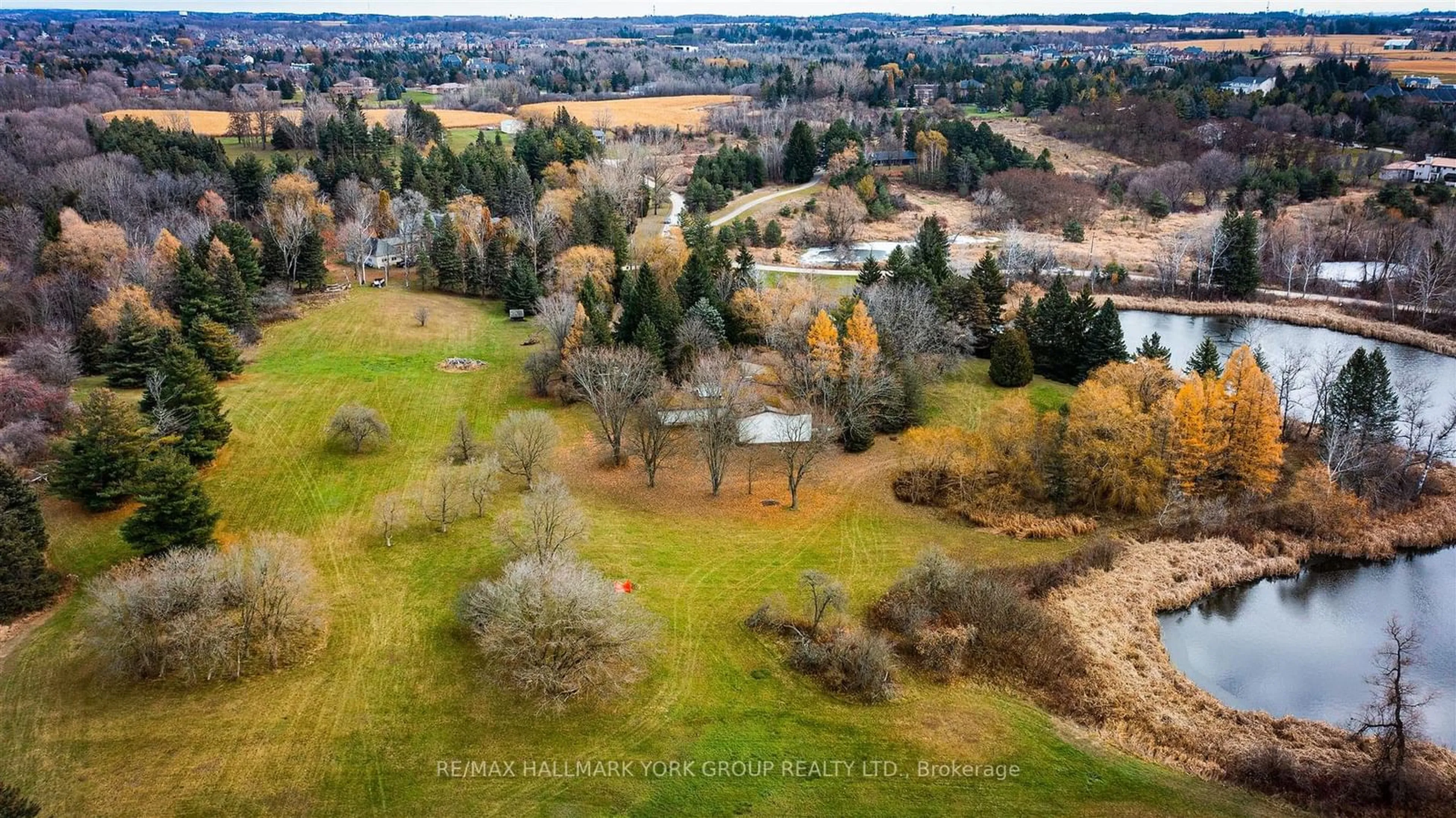 A pic from exterior of the house or condo, the fenced backyard for 250 South Summit Farm Rd, King Ontario L7B 1J8