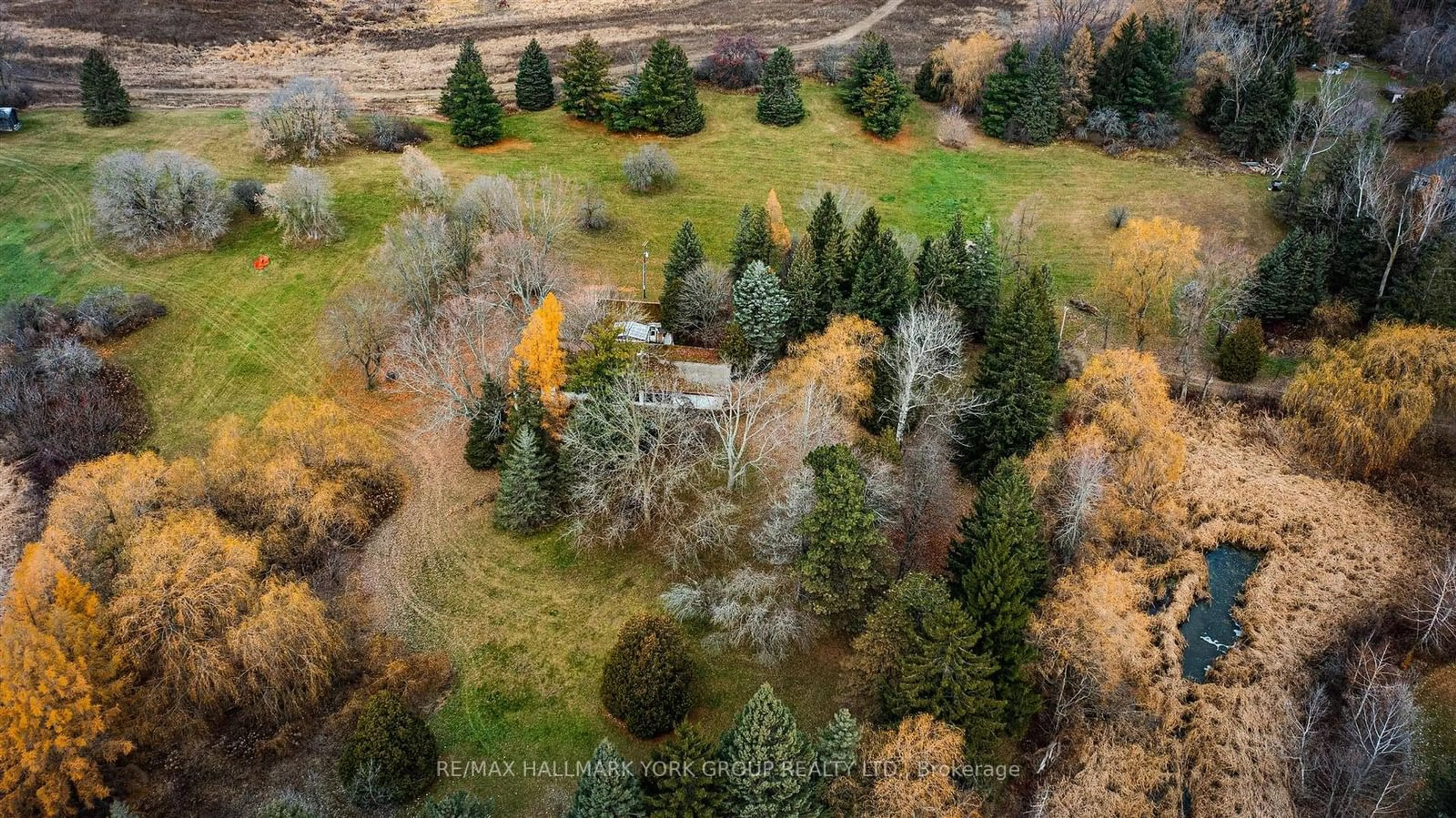 A pic from exterior of the house or condo, the fenced backyard for 250 South Summit Farm Rd, King Ontario L7B 1J8