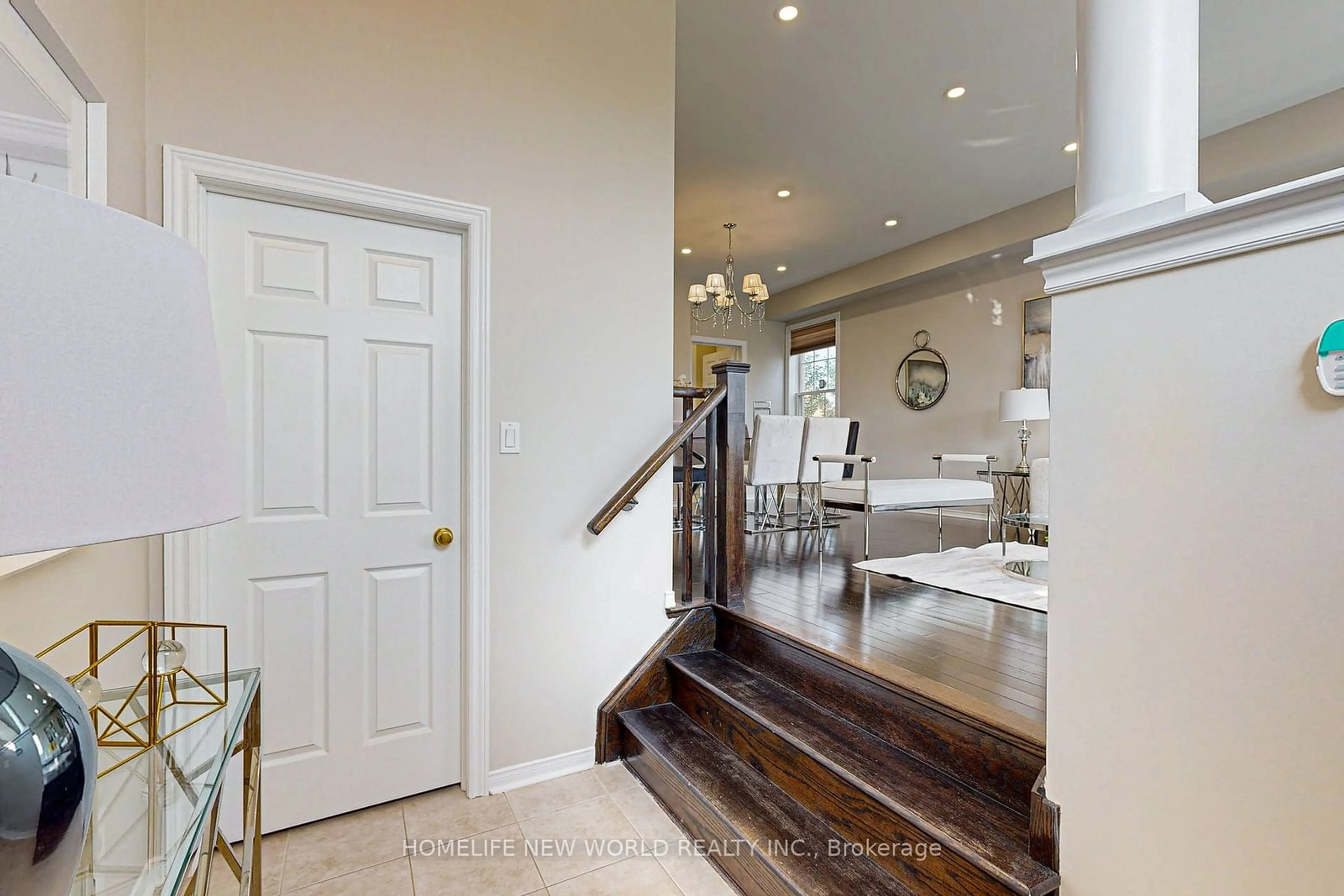 Indoor entryway for 10271 Woodbine Ave, Markham Ontario L6C 0J7