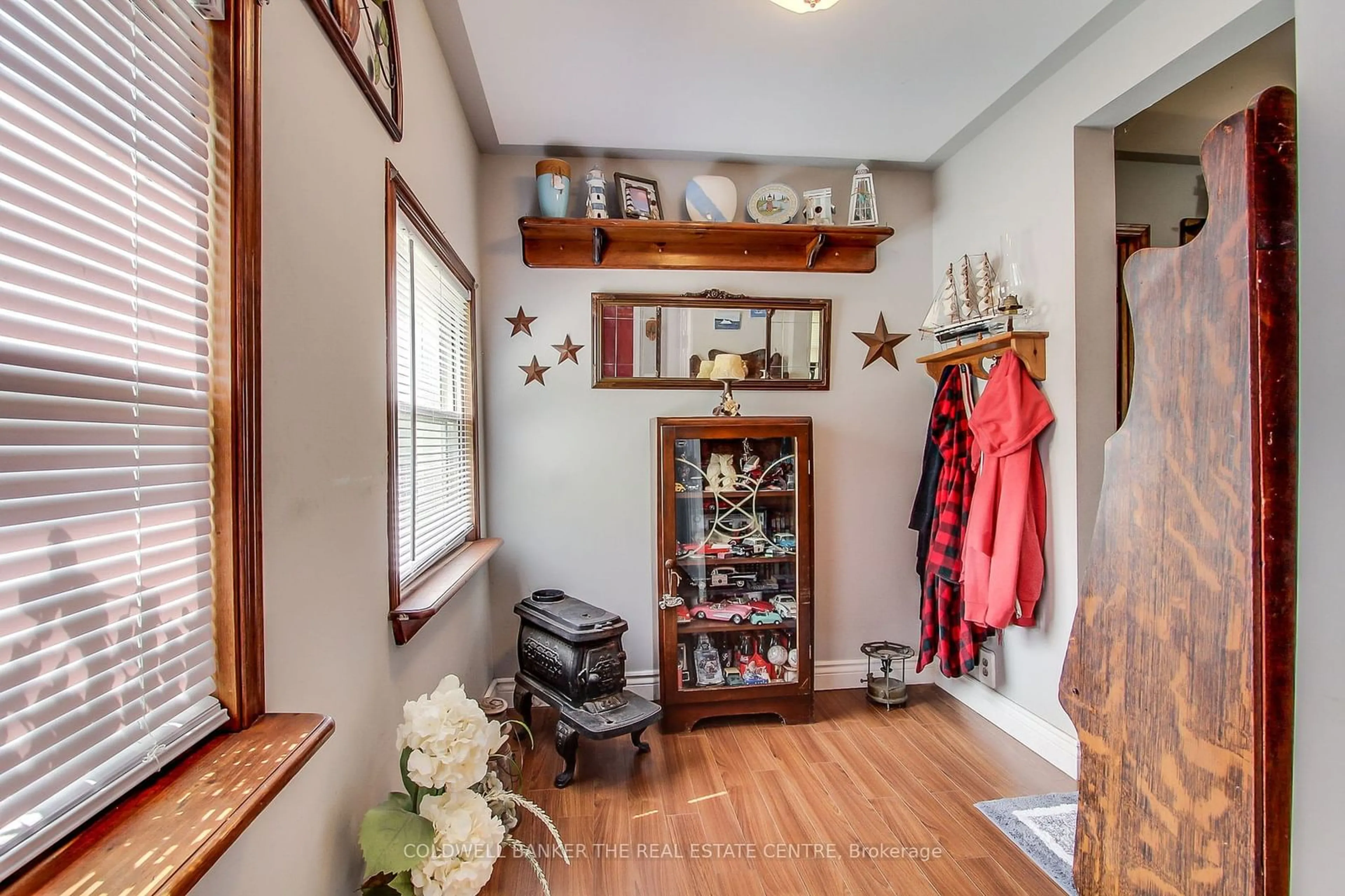 Indoor entryway, wood floors for 145 Wesley St, Newmarket Ontario L3Y 3N9