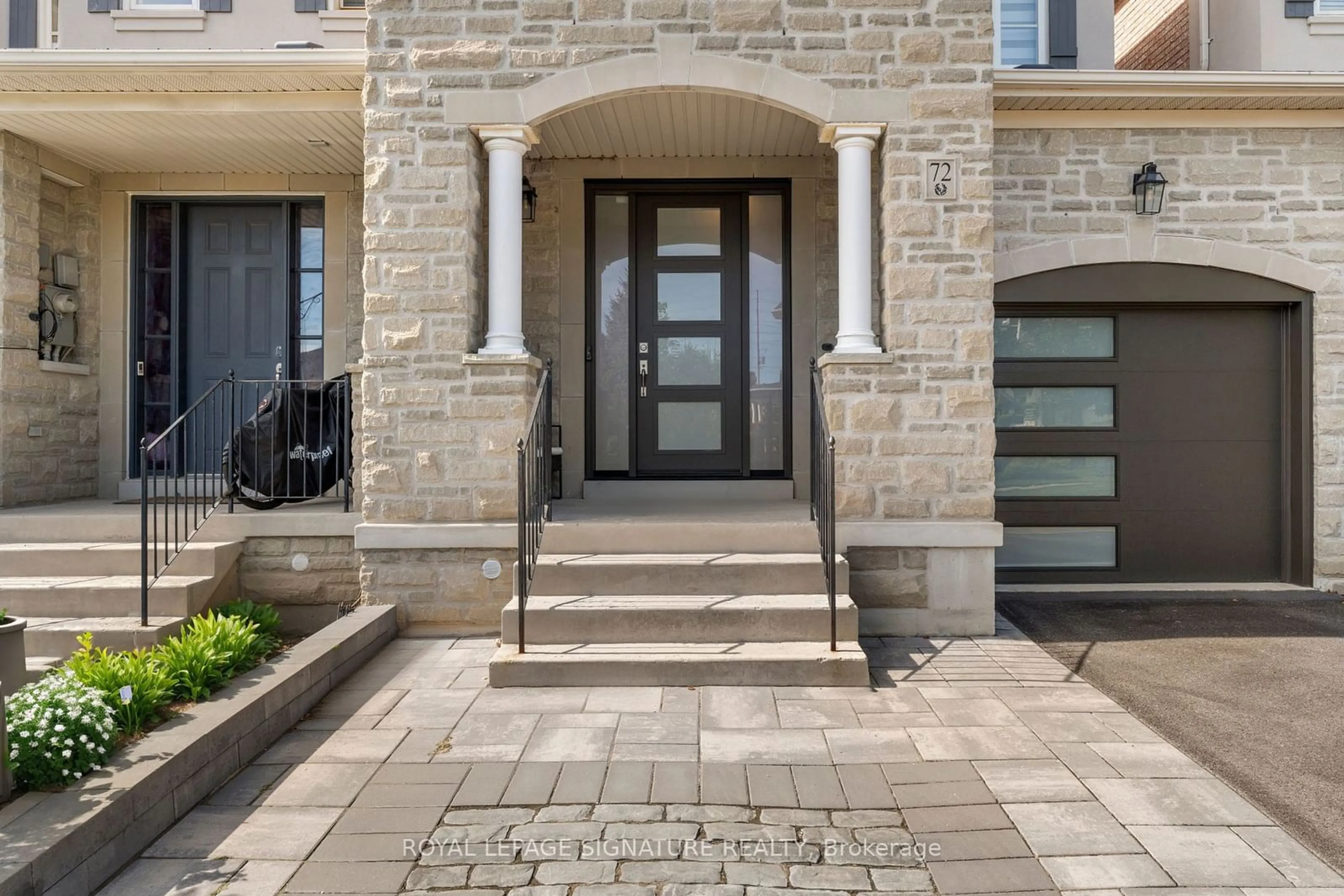 Indoor entryway for 72 Mill River Dr, Vaughan Ontario L6A 0Z1