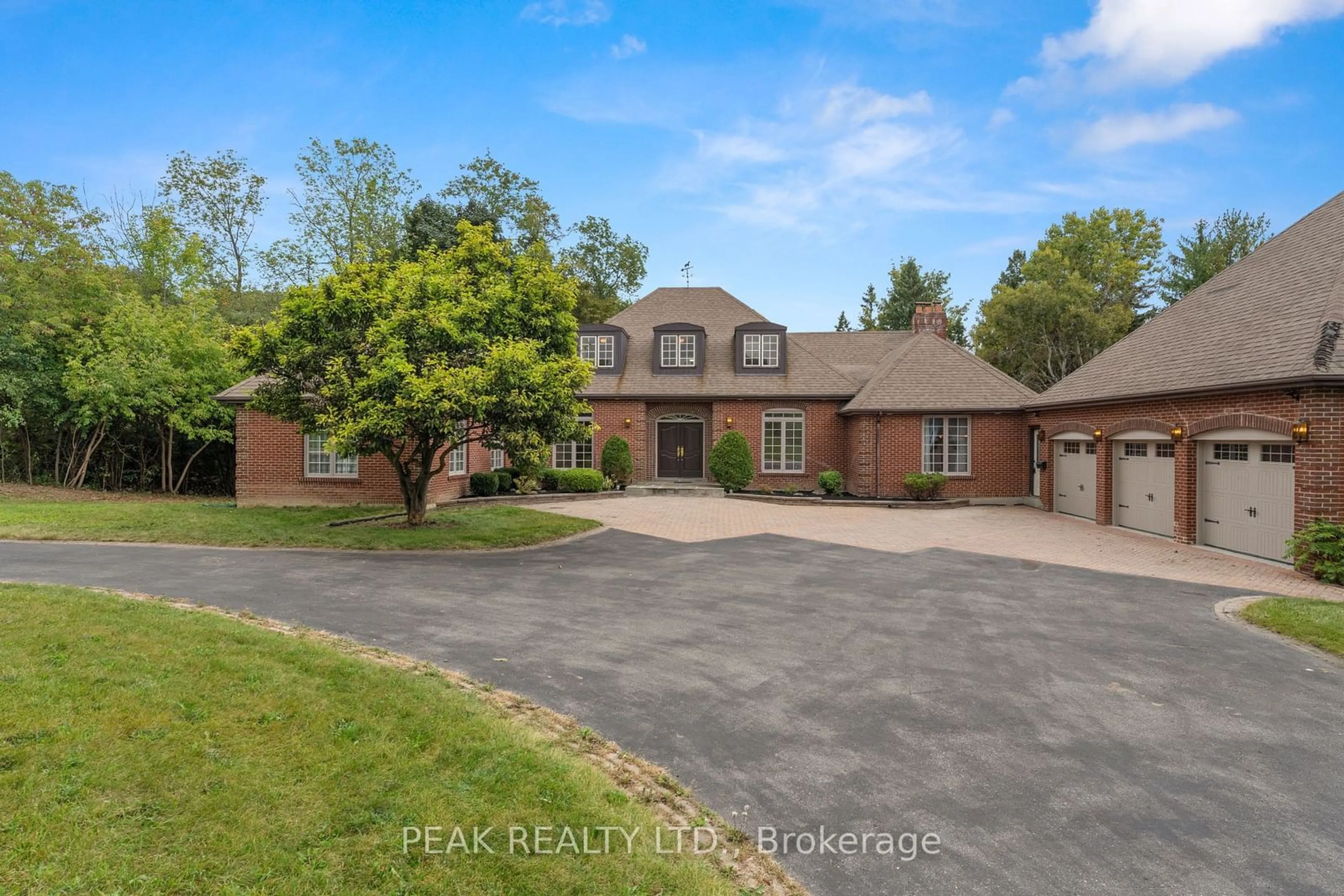 Frontside or backside of a home, the street view for 21 Woodland Acres Cres, Vaughan Ontario L6A 1G1