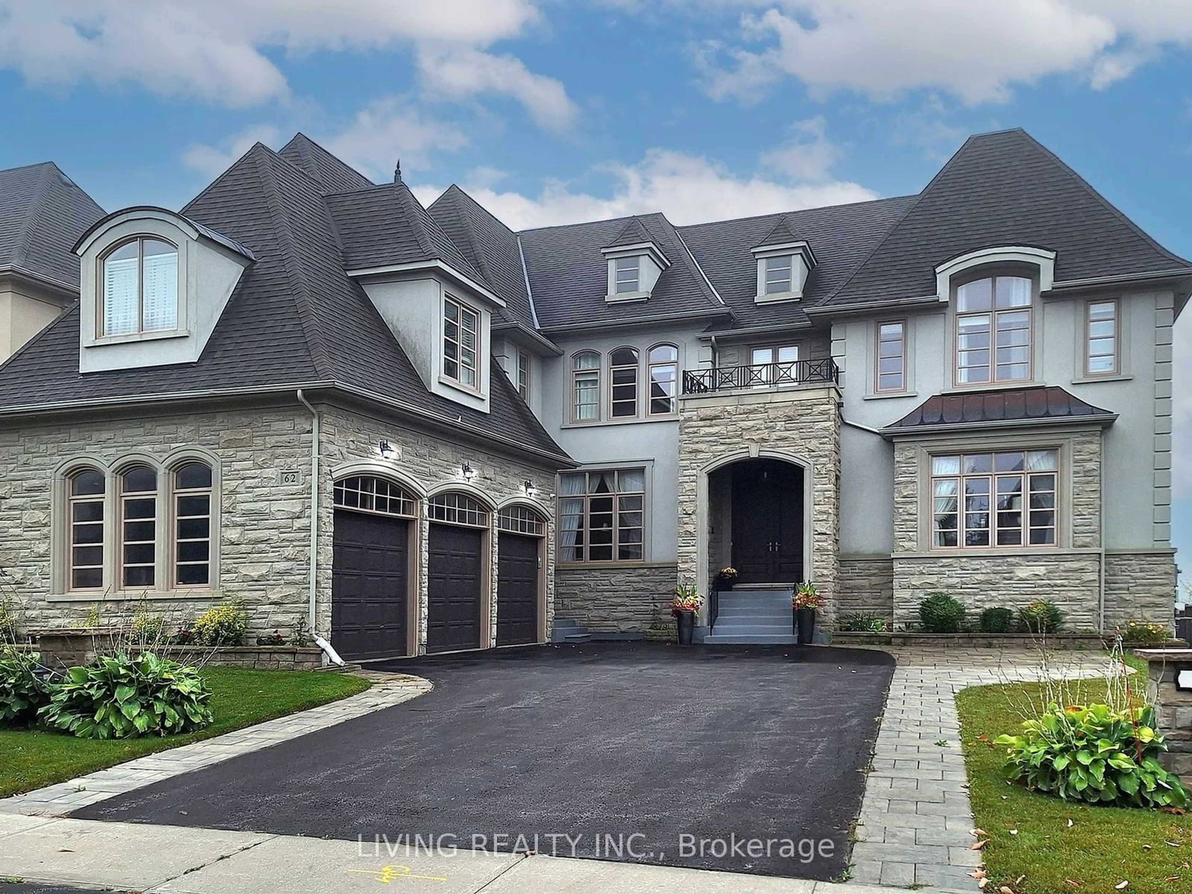 Frontside or backside of a home, the street view for 62 Carisbrooke Circ, Aurora Ontario L4G 0K4