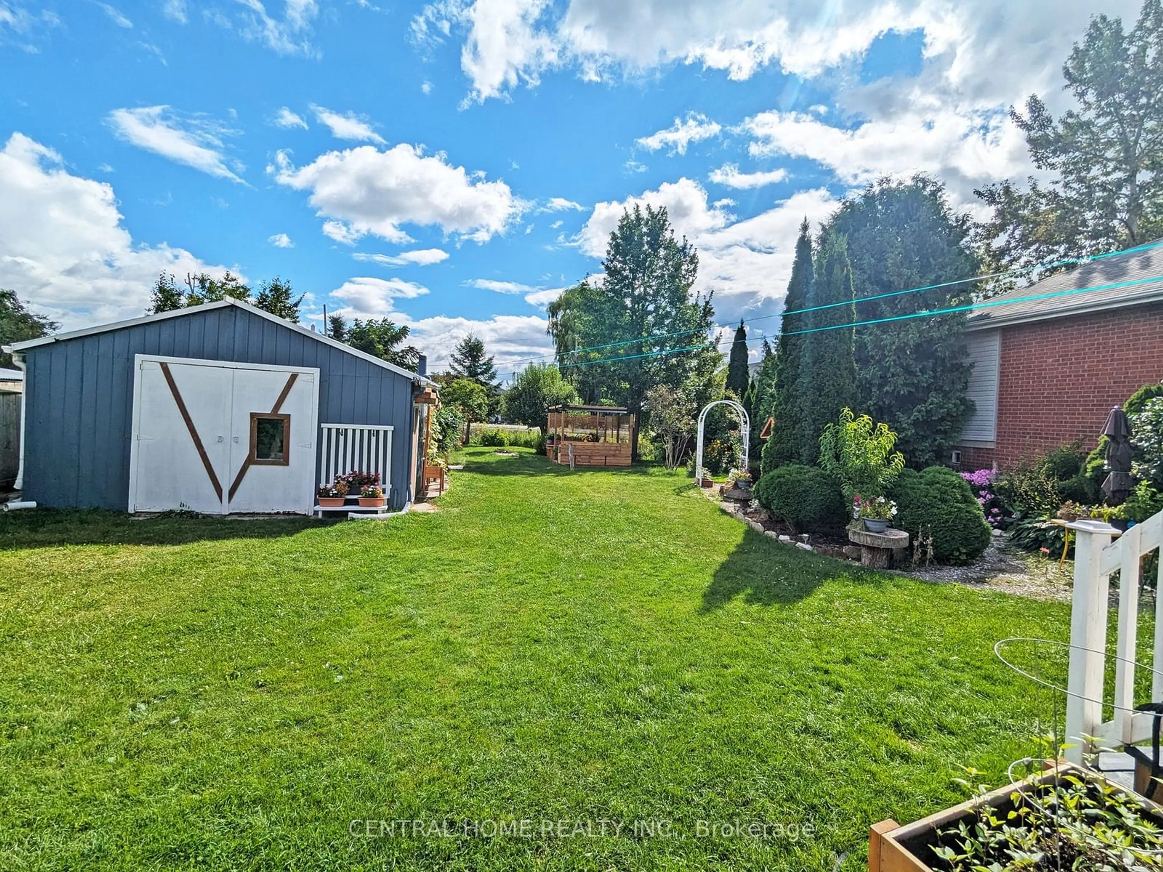 Fenced yard for 333 Walker Ave, Bradford West Gwillimbury Ontario L3Z 1Y7