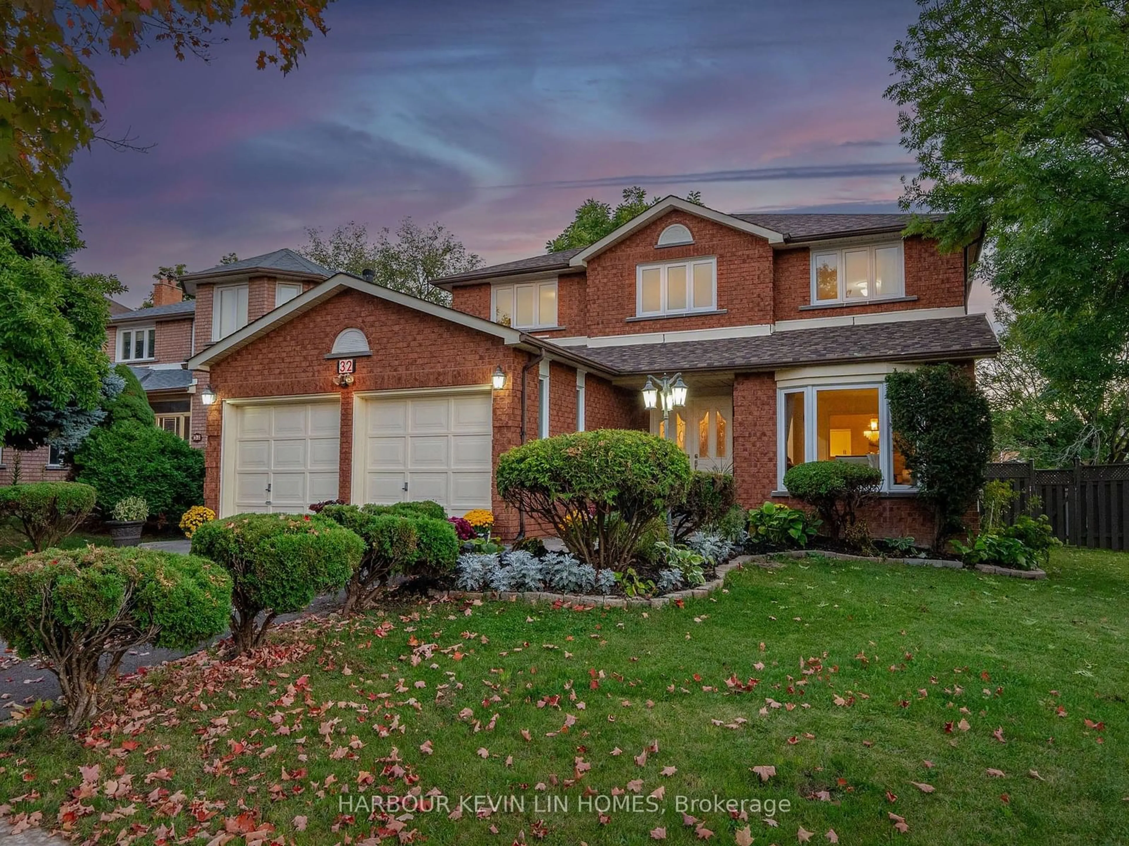 Frontside or backside of a home, the street view for 32 Queens College Dr, Richmond Hill Ontario L4B 1P2