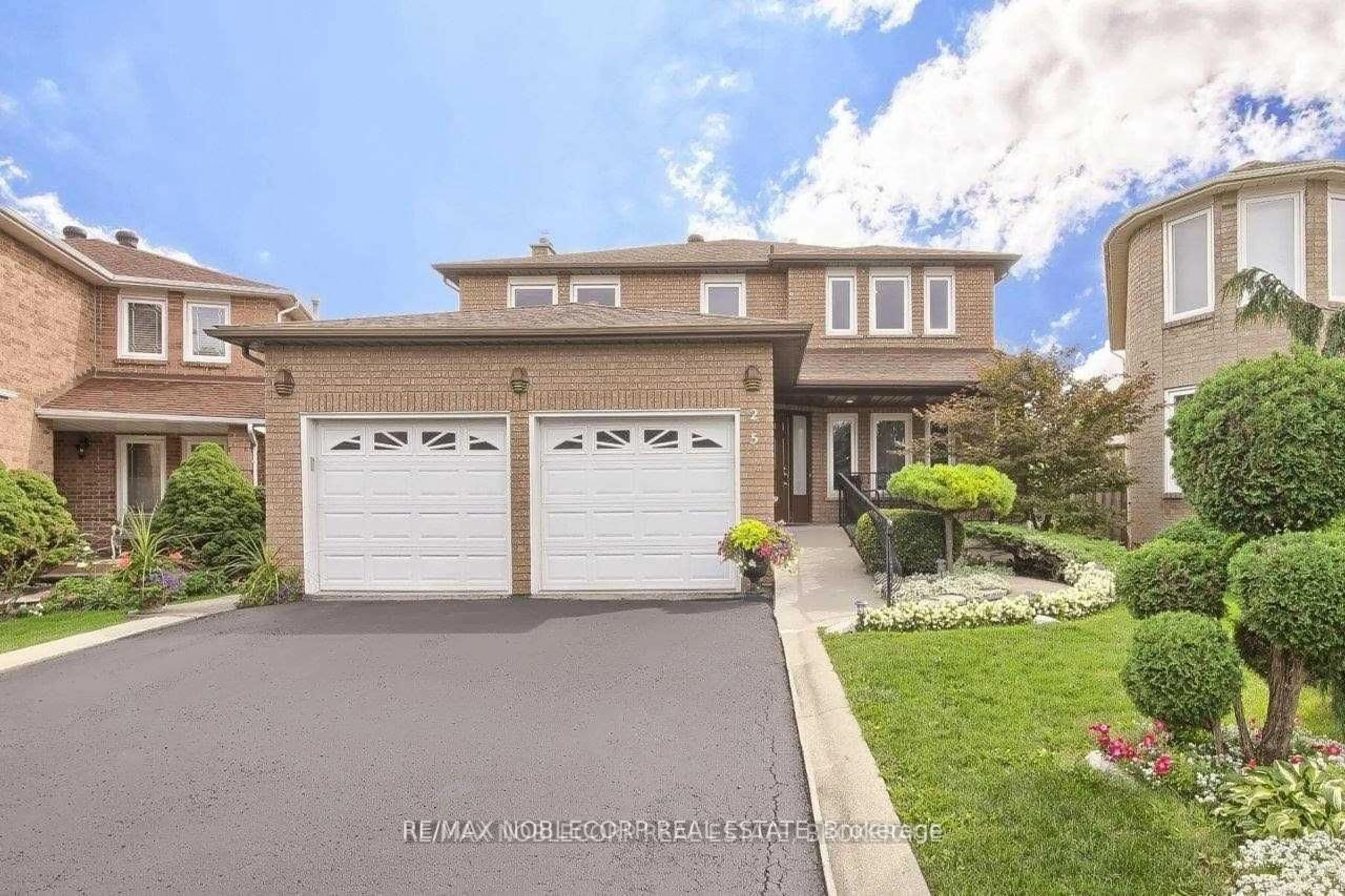 A pic from exterior of the house or condo for 25 Pilkington Cres, Vaughan Ontario L4J 7J5