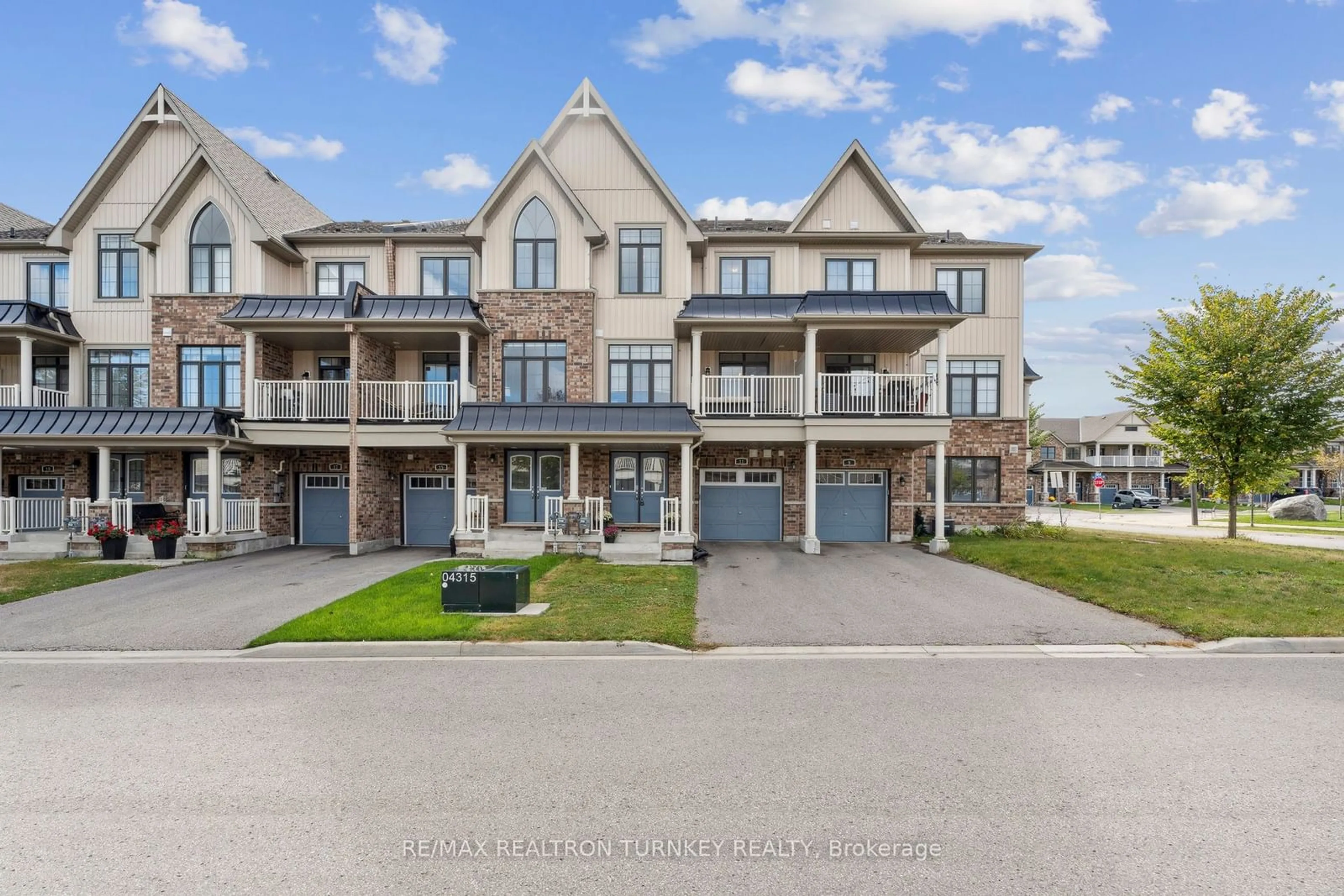 A pic from exterior of the house or condo, the front or back of building for 11 Blackpool Lane, East Gwillimbury Ontario L9N 0R7