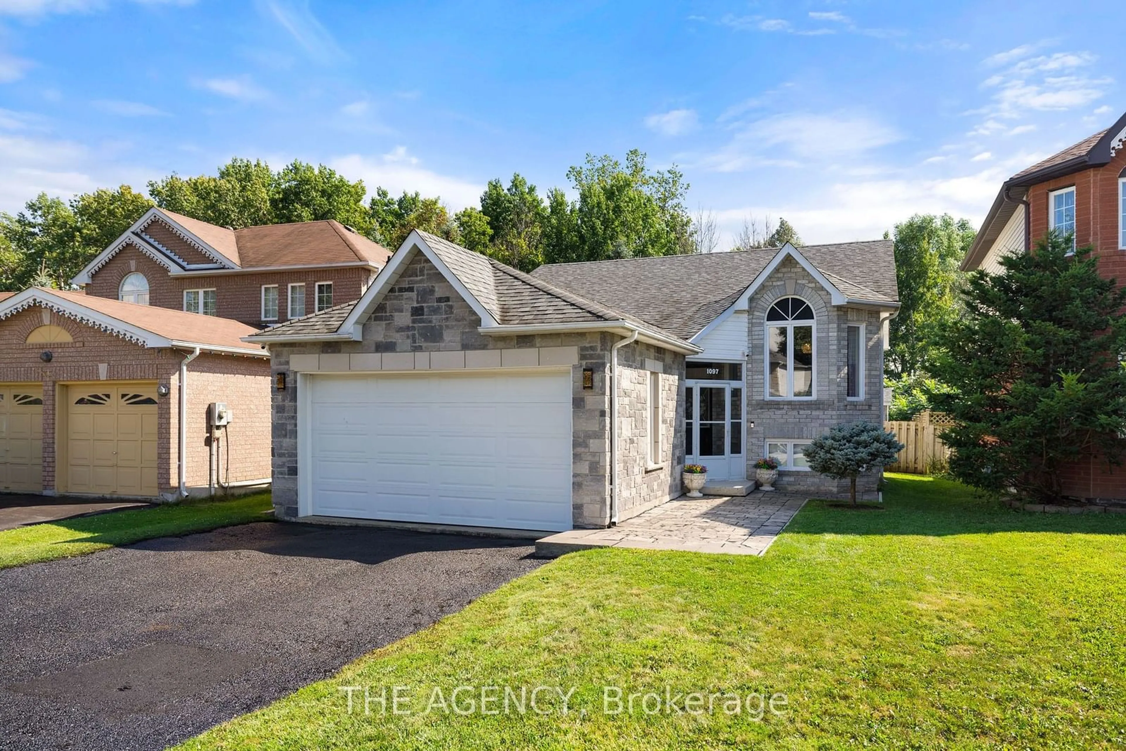 Frontside or backside of a home, cottage for 1097 Corrie St, Innisfil Ontario L9S 1T7