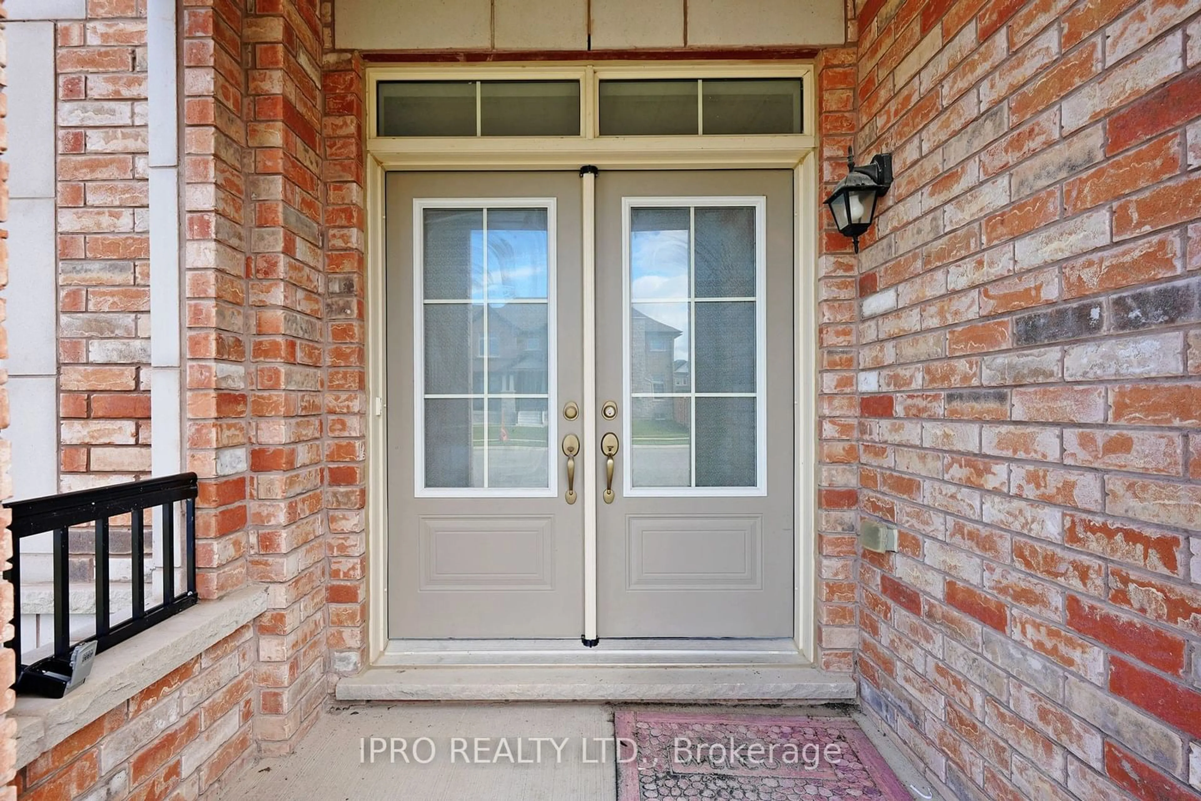 Indoor entryway, wood floors for 1071 Cole St, Innisfil Ontario L9S 4R4