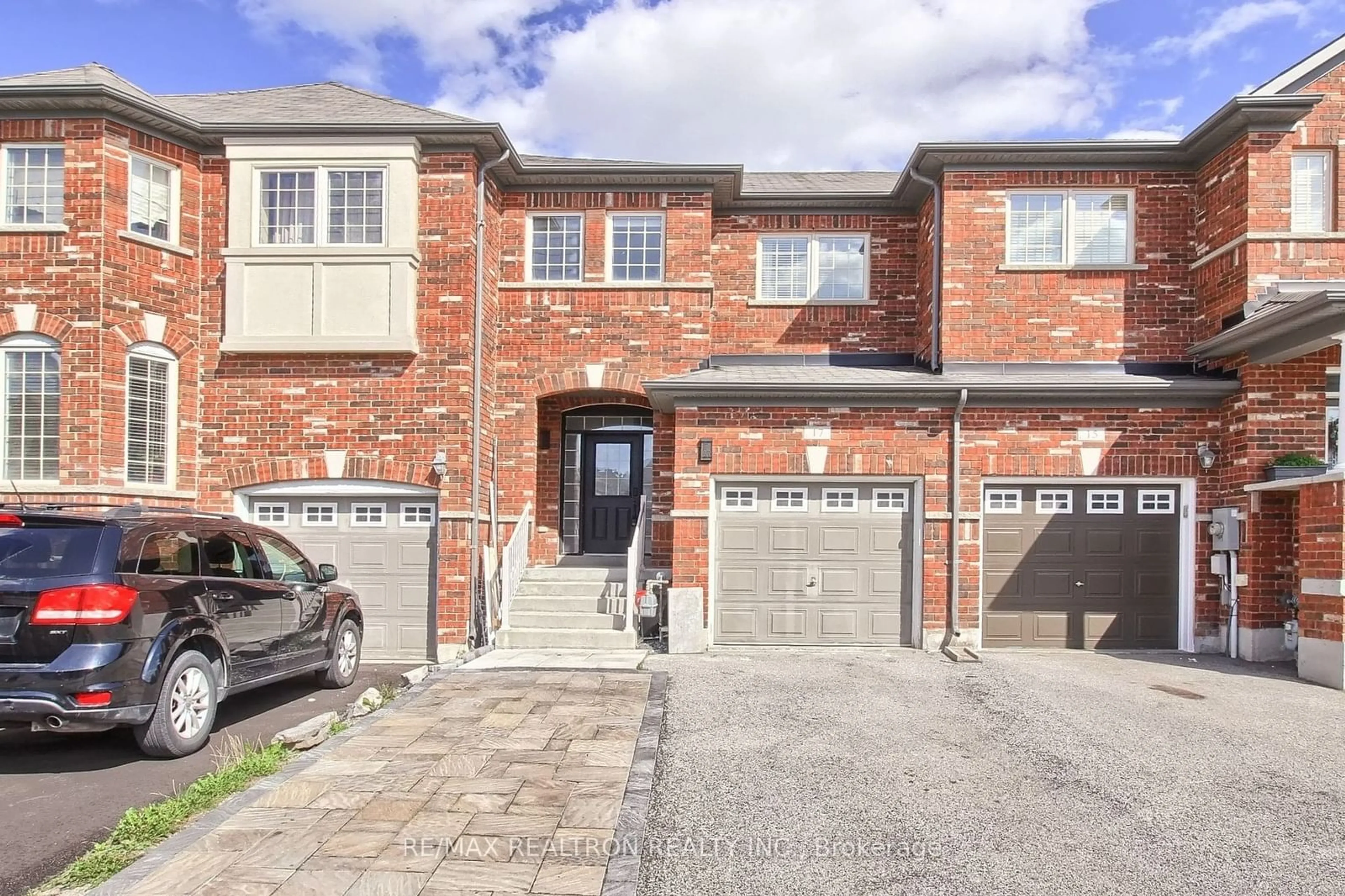 A pic from exterior of the house or condo, the street view for 17 Rogers Tr, Bradford West Gwillimbury Ontario L3Z 0G4