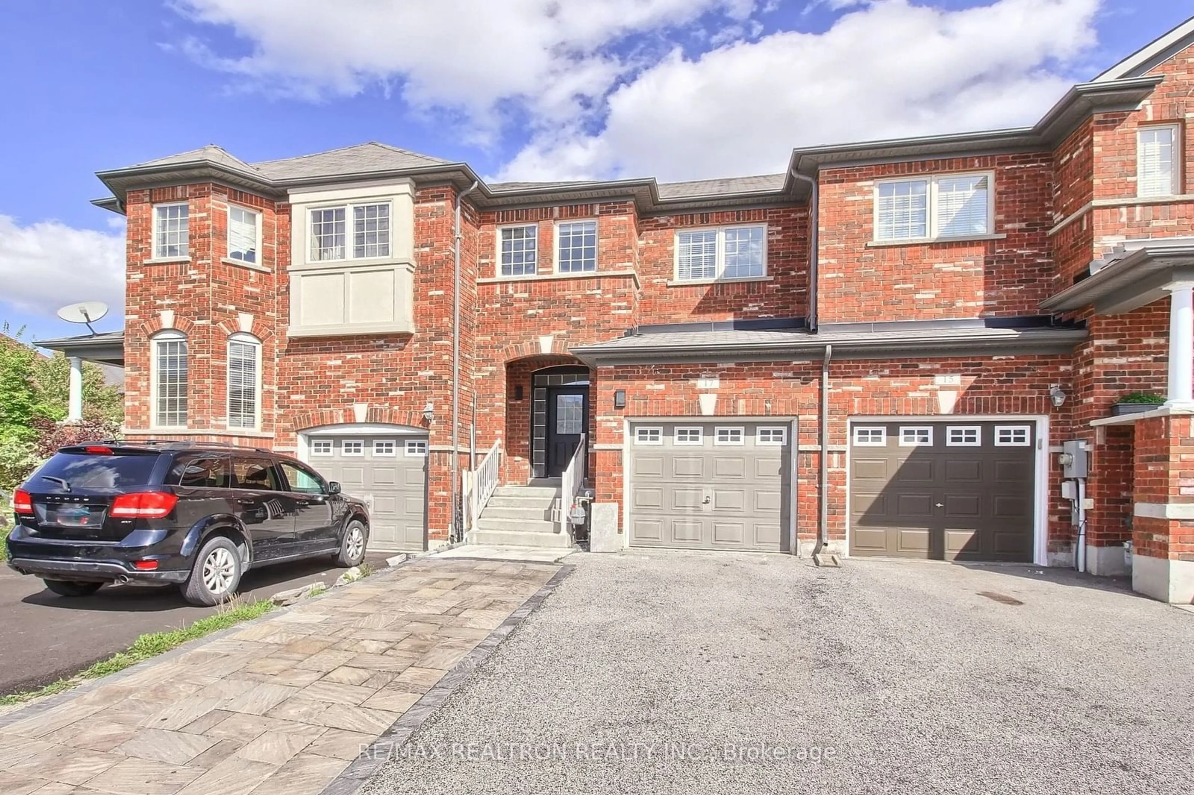 A pic from exterior of the house or condo, the street view for 17 Rogers Tr, Bradford West Gwillimbury Ontario L3Z 0G4