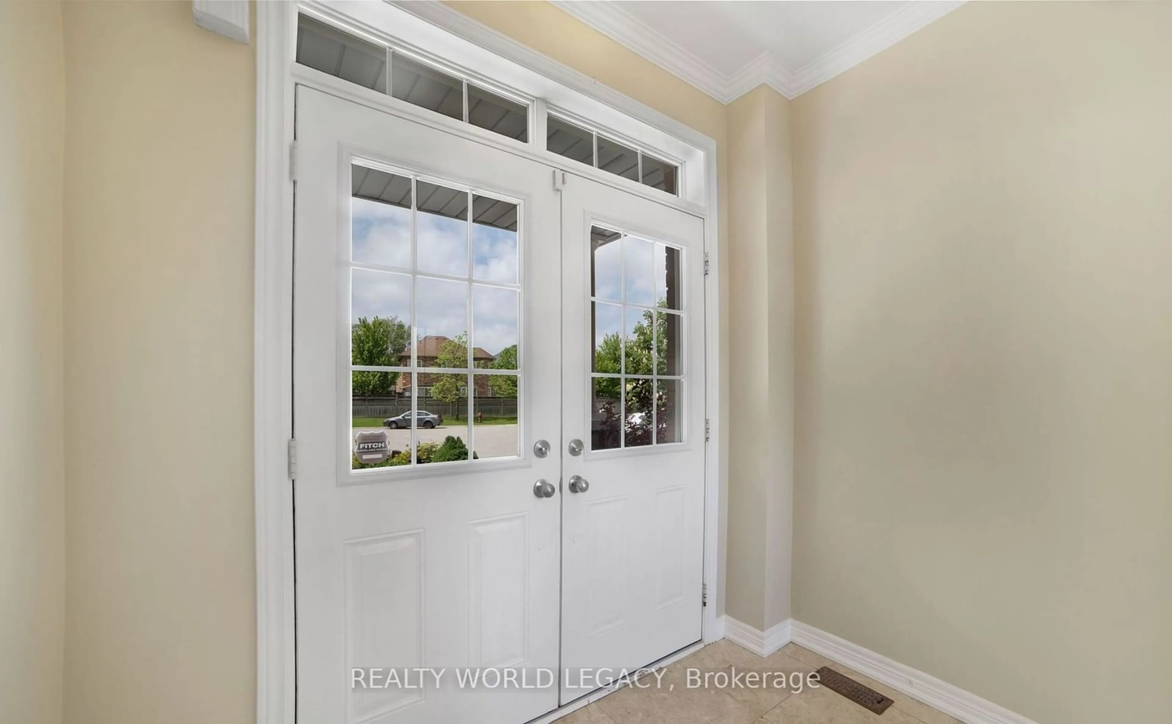 Indoor entryway, wood floors for 755 John Cole Crt, Newmarket Ontario L3Y 5V7