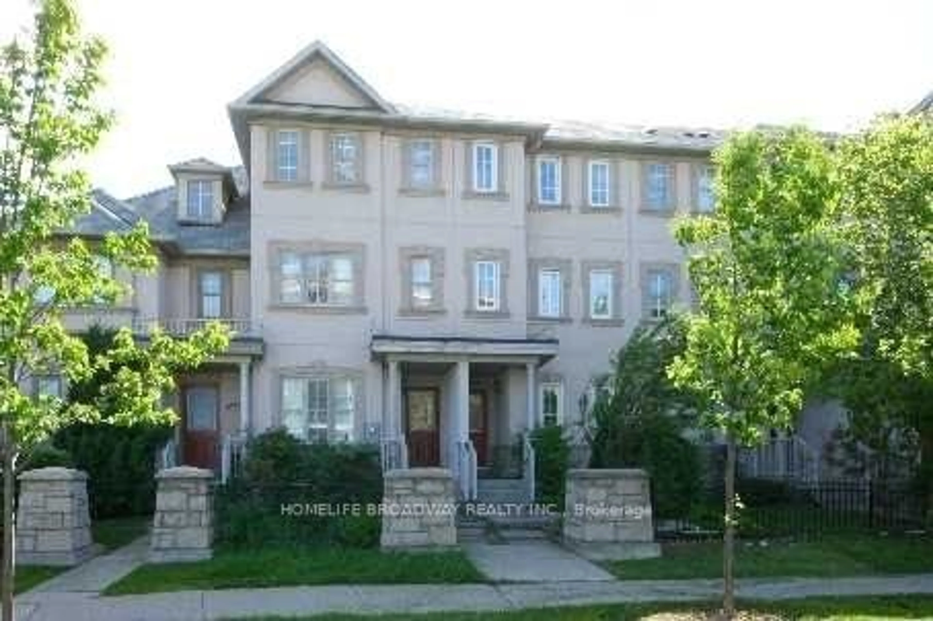 A pic from exterior of the house or condo, the street view for 9091 Yonge St, Richmond Hill Ontario L4C 0L2