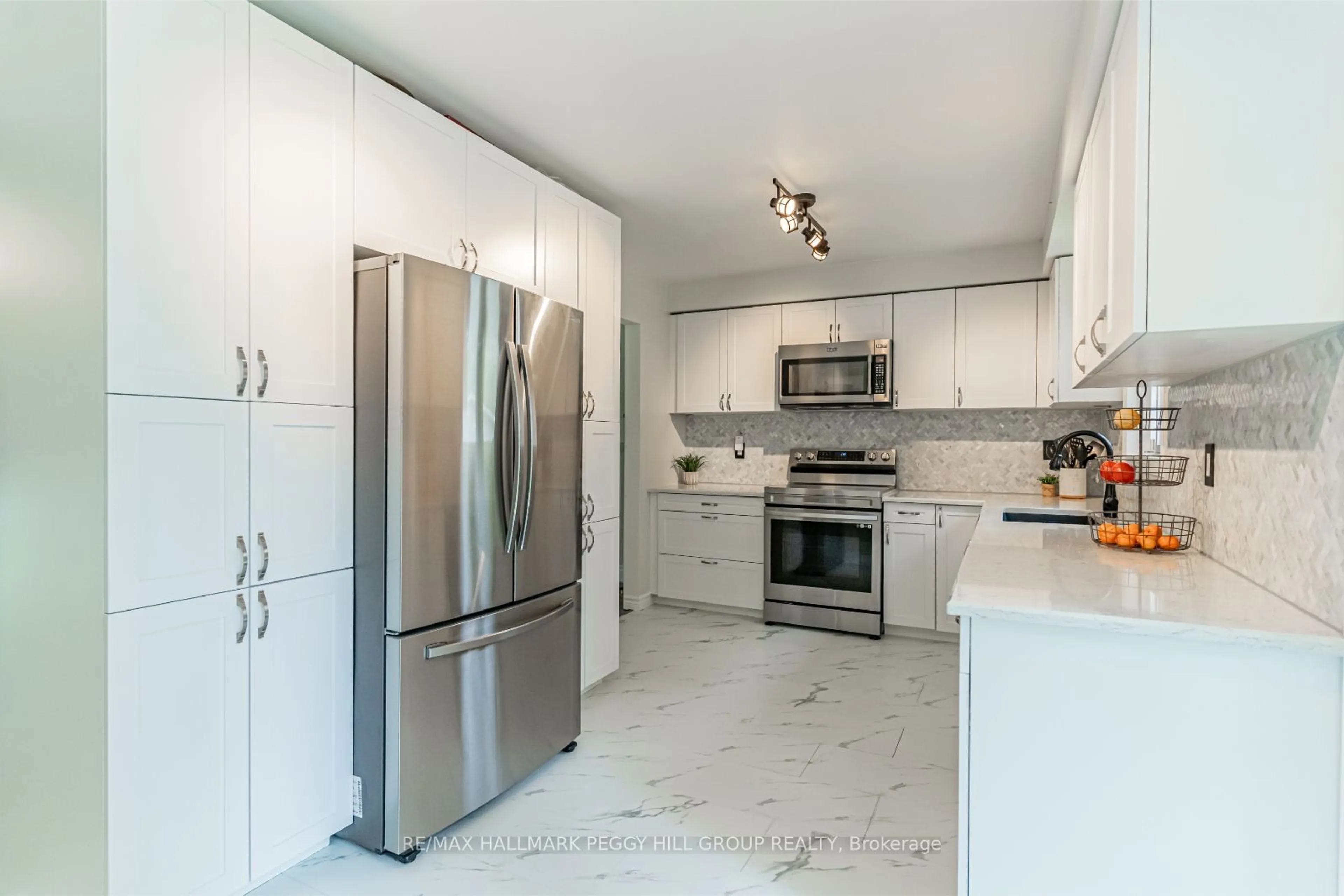 Contemporary kitchen, ceramic floors for 734 James St, Innisfil Ontario L9S 2G6