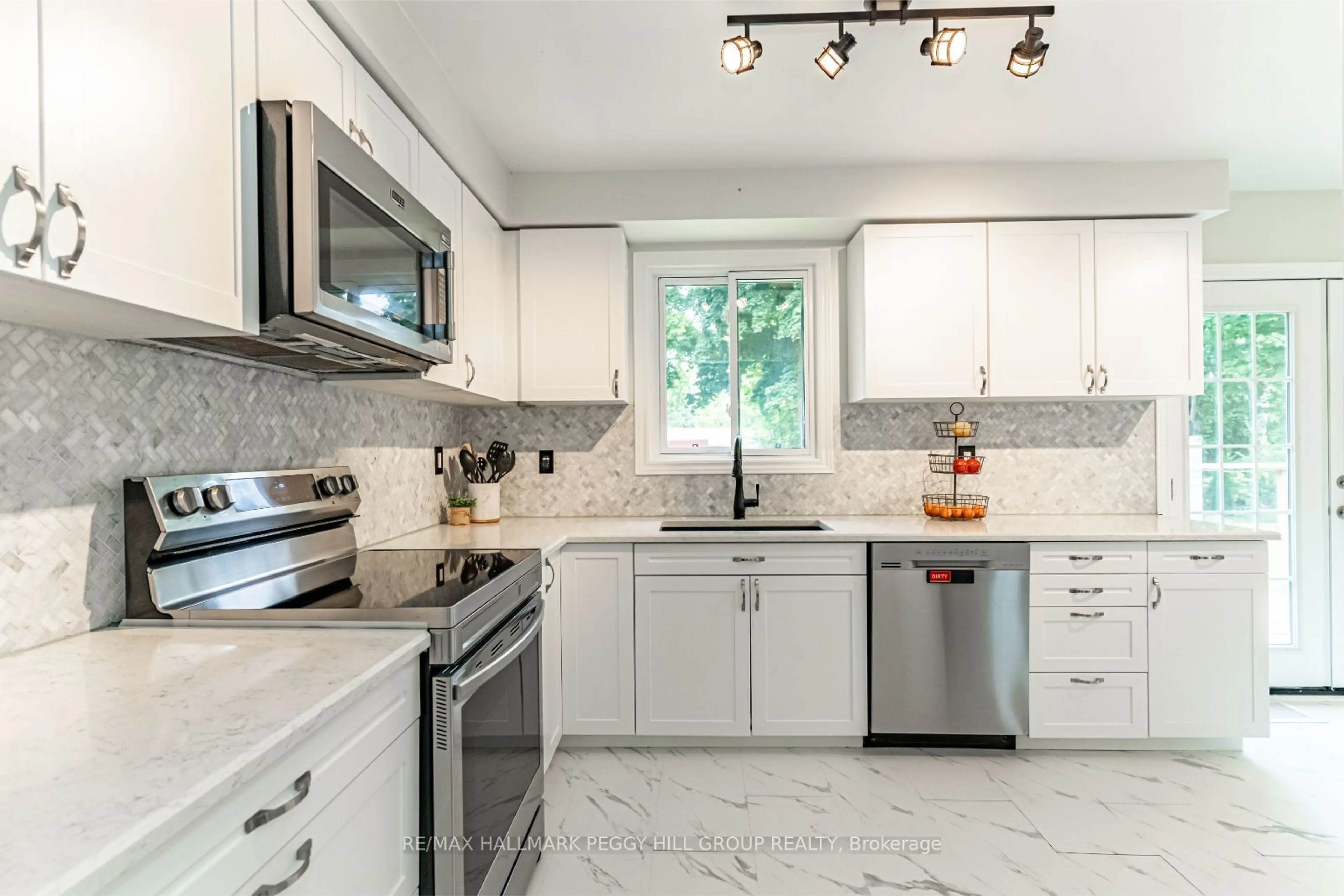 Contemporary kitchen, ceramic floors, cottage for 734 James St, Innisfil Ontario L9S 2G6