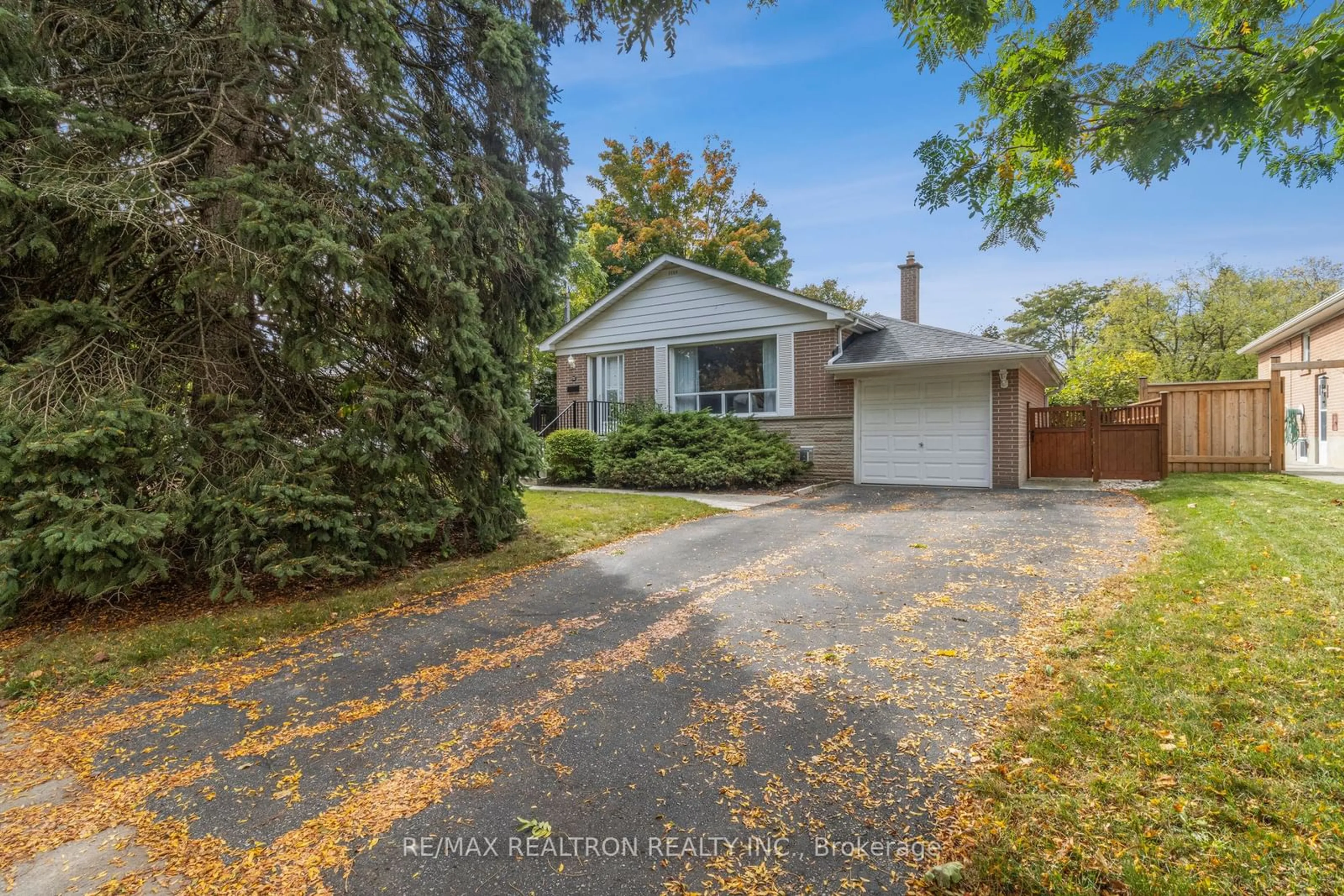 A pic from exterior of the house or condo, the street view for 172 Parkston Crt, Richmond Hill Ontario L4C 4S3