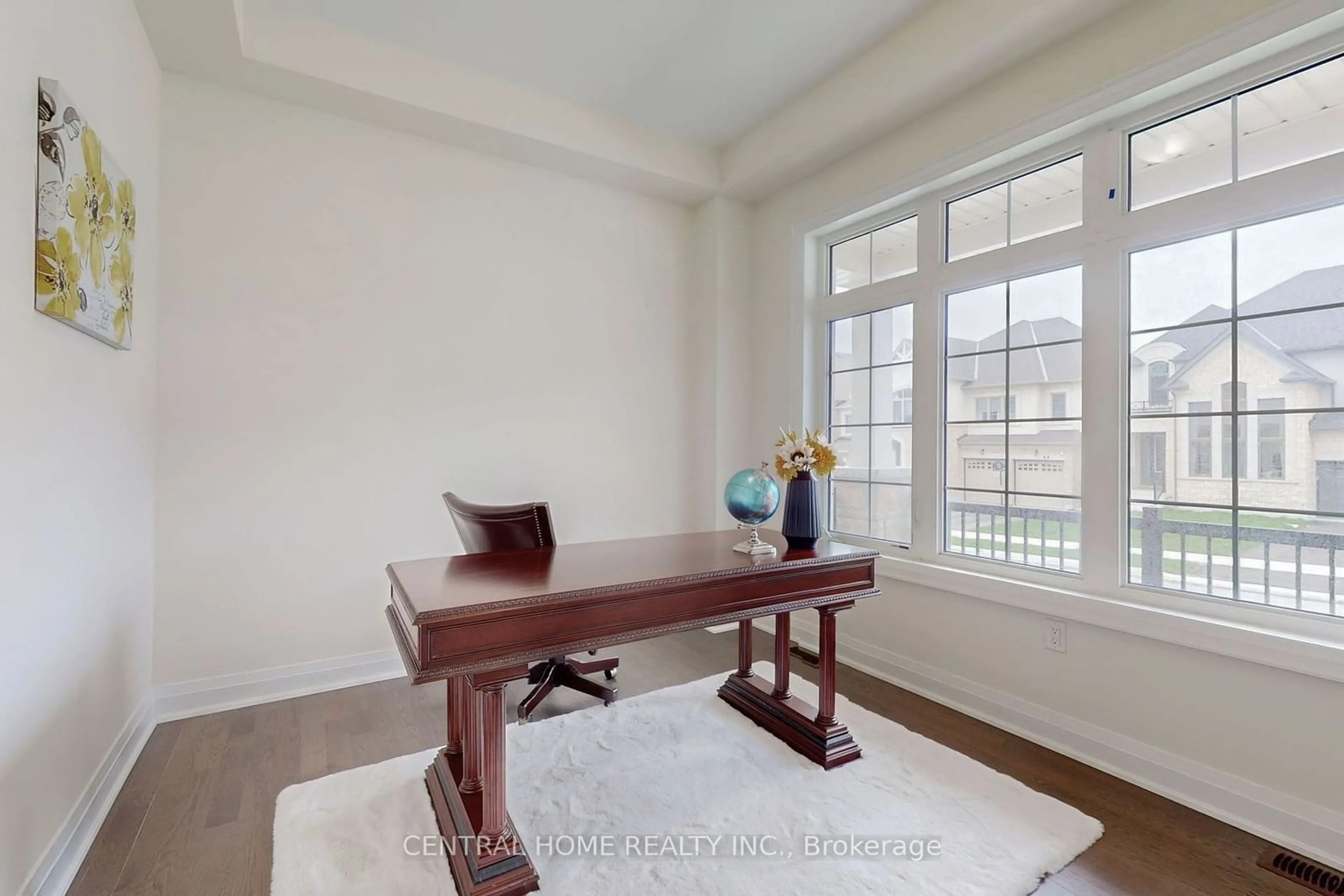 A pic of a room, wood floors for 27 Upbound Crt, East Gwillimbury Ontario L9N 0E5