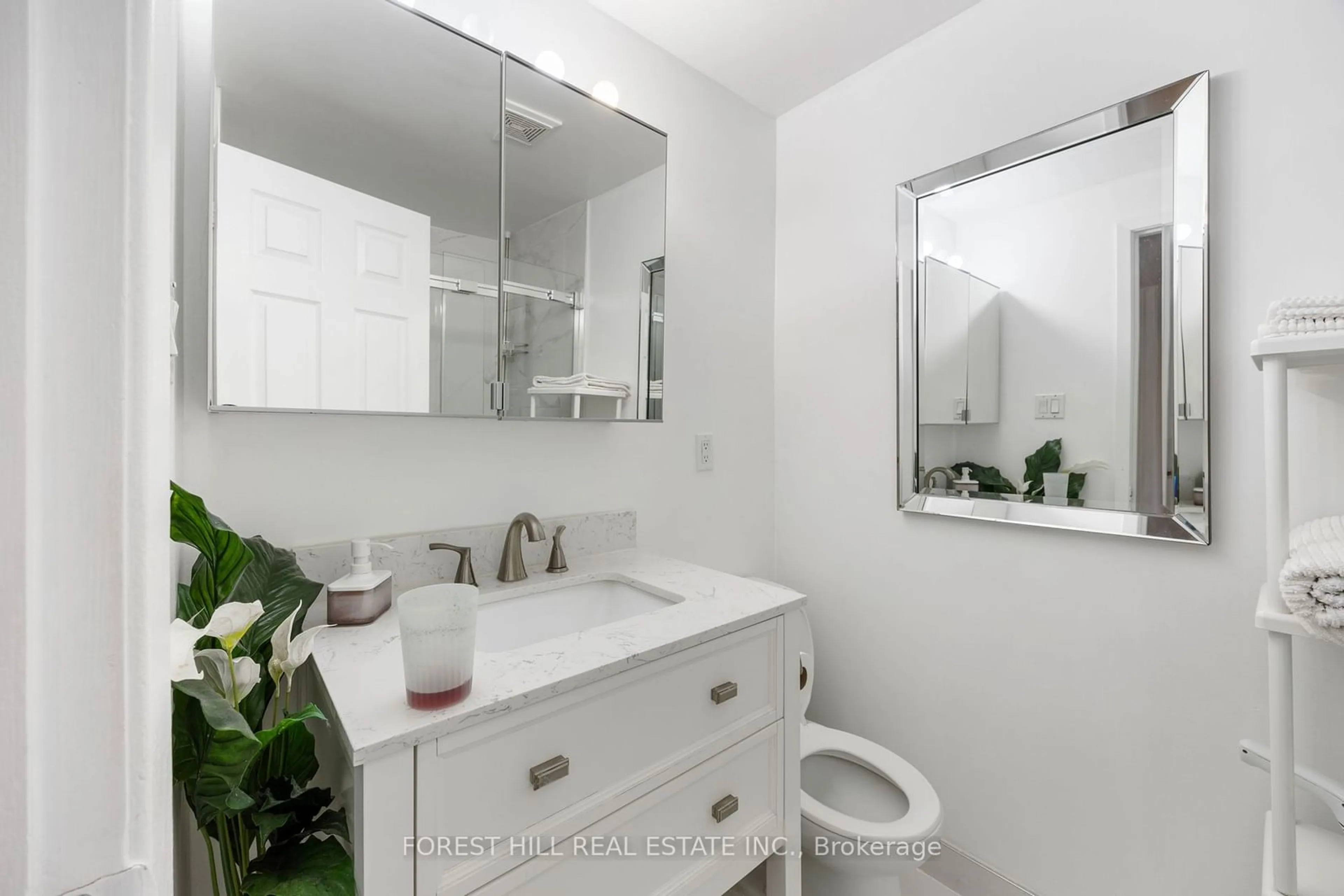 Bathroom, wood floors for 141 Clark Ave #52, Markham Ontario L3T 5G1