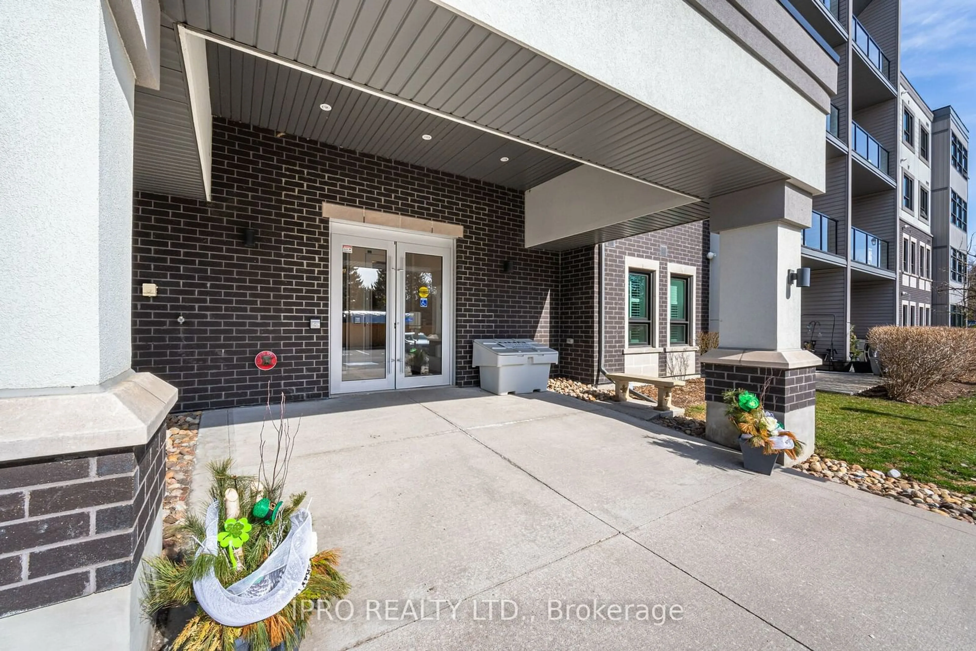 Indoor entryway, cement floor for 69 Boyne St #402, New Tecumseth Ontario L9R 0N5