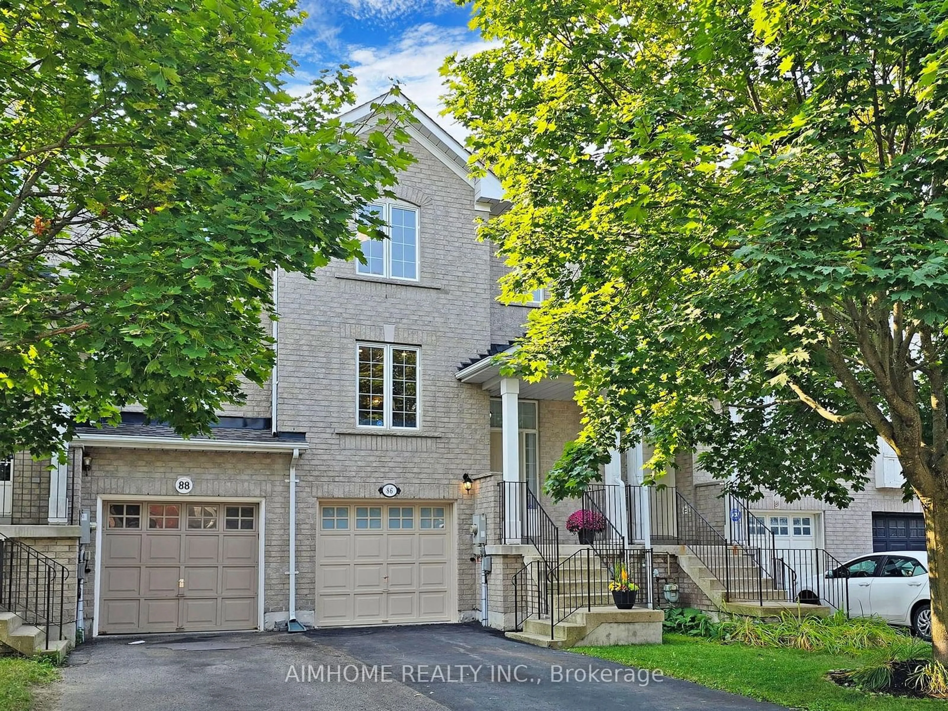 A pic from exterior of the house or condo for 86 Banbrooke Cres, Newmarket Ontario L3X 2W9