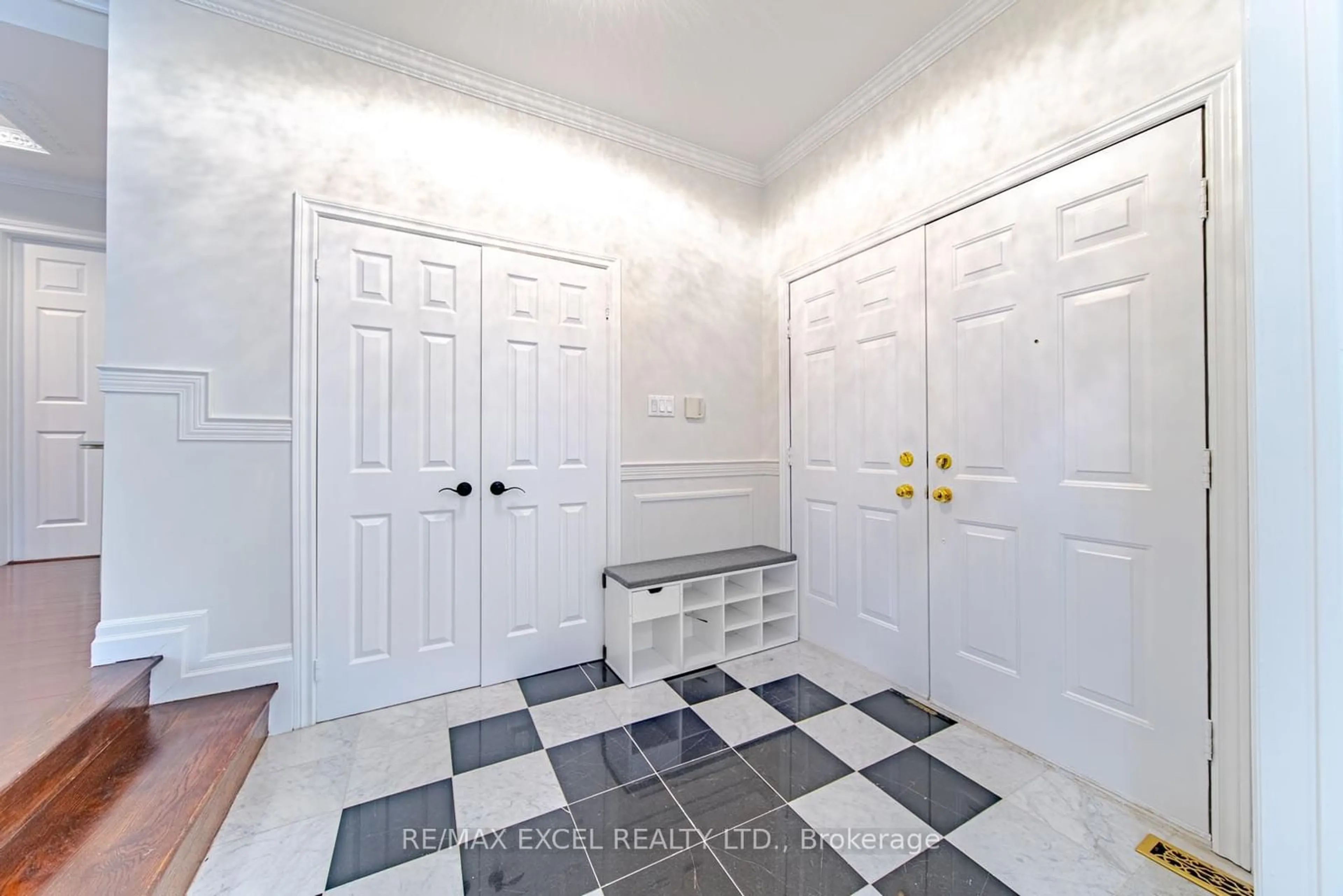 Indoor entryway for 391 Manhattan Dr, Markham Ontario L3P 7H1