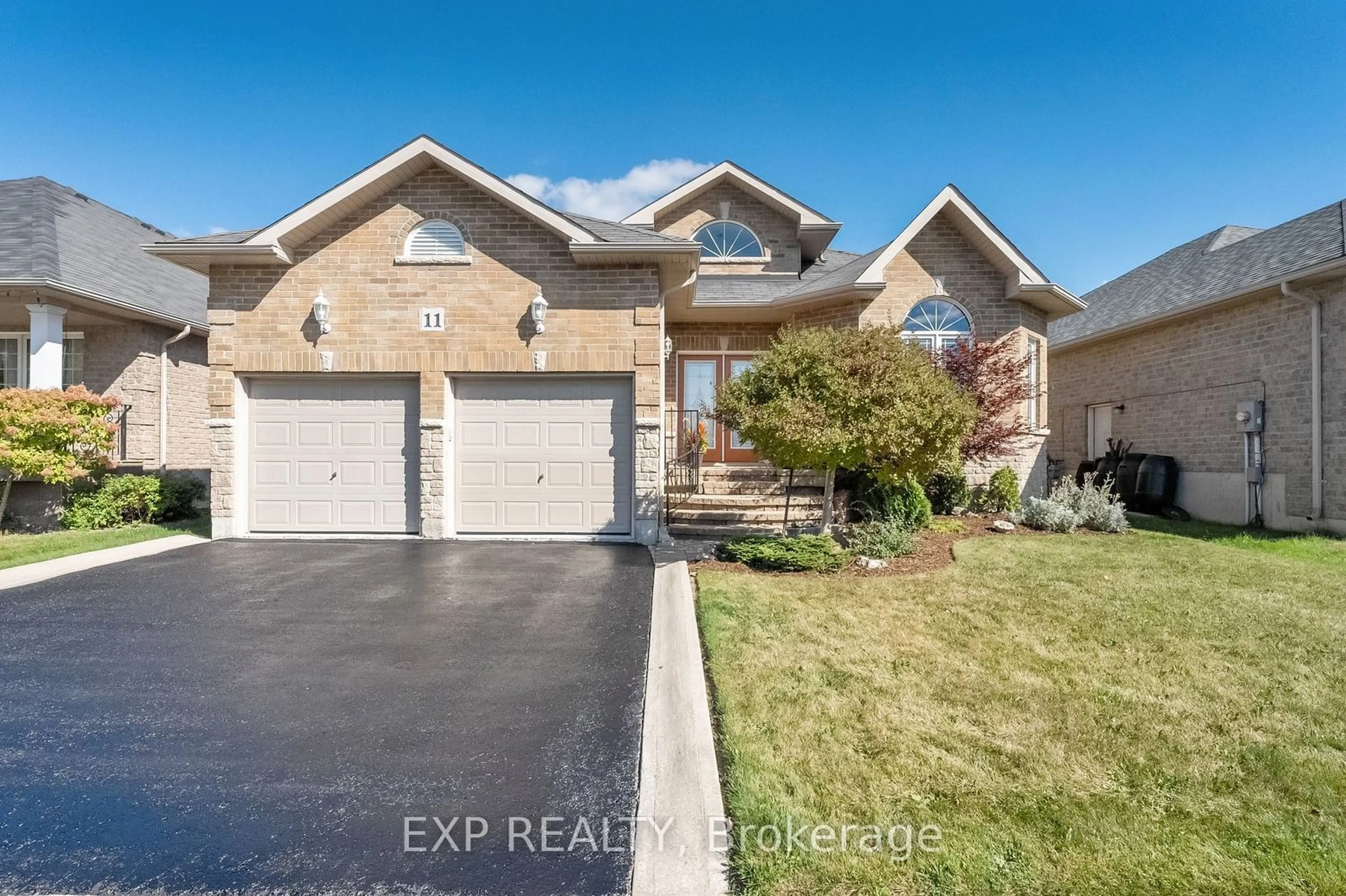 Frontside or backside of a home for 11 Robert Plunkett Dr, Georgina Ontario L4P 0B9