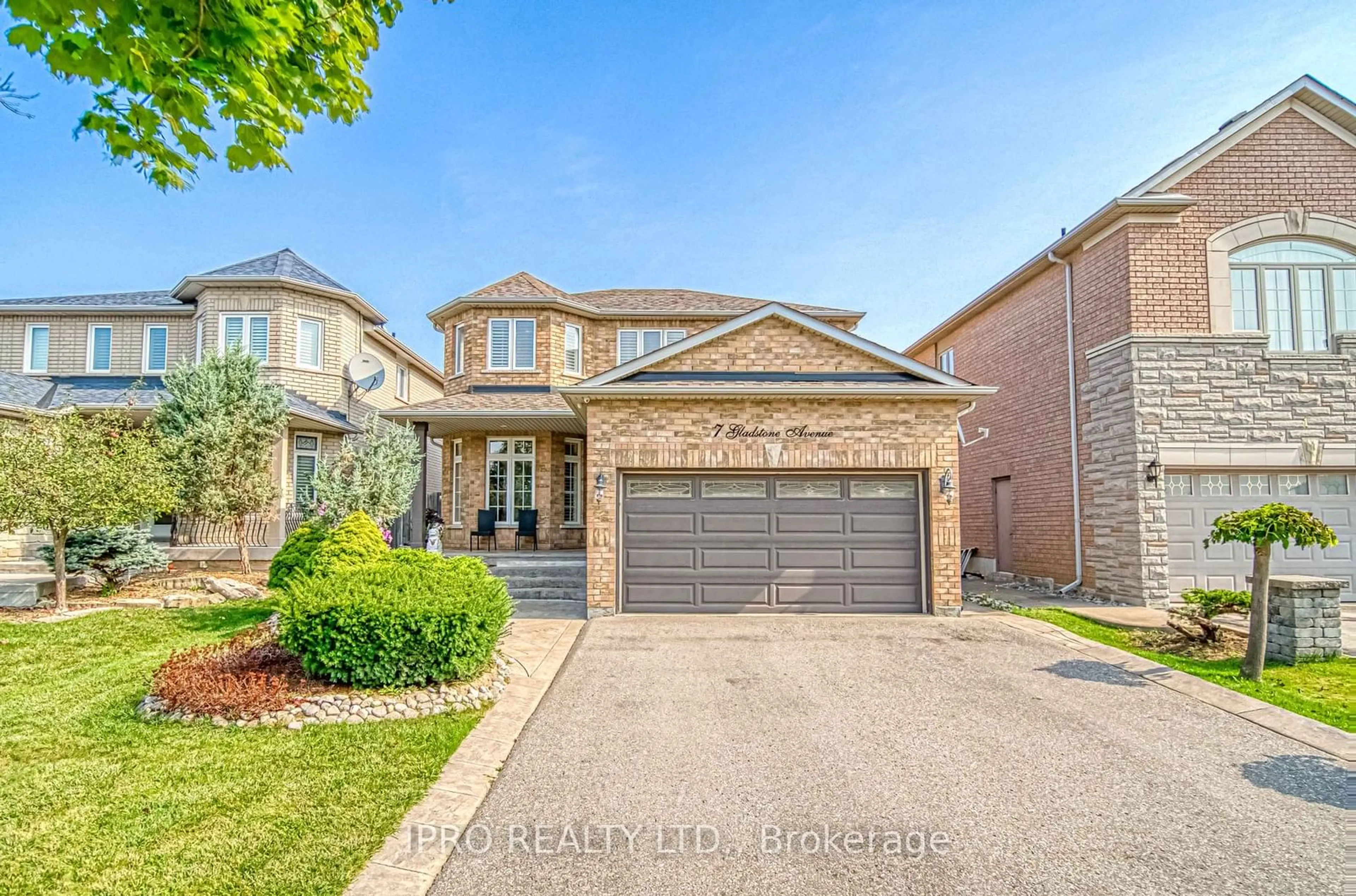 Frontside or backside of a home for 7 Gladstone Ave, Vaughan Ontario L6A 2C2