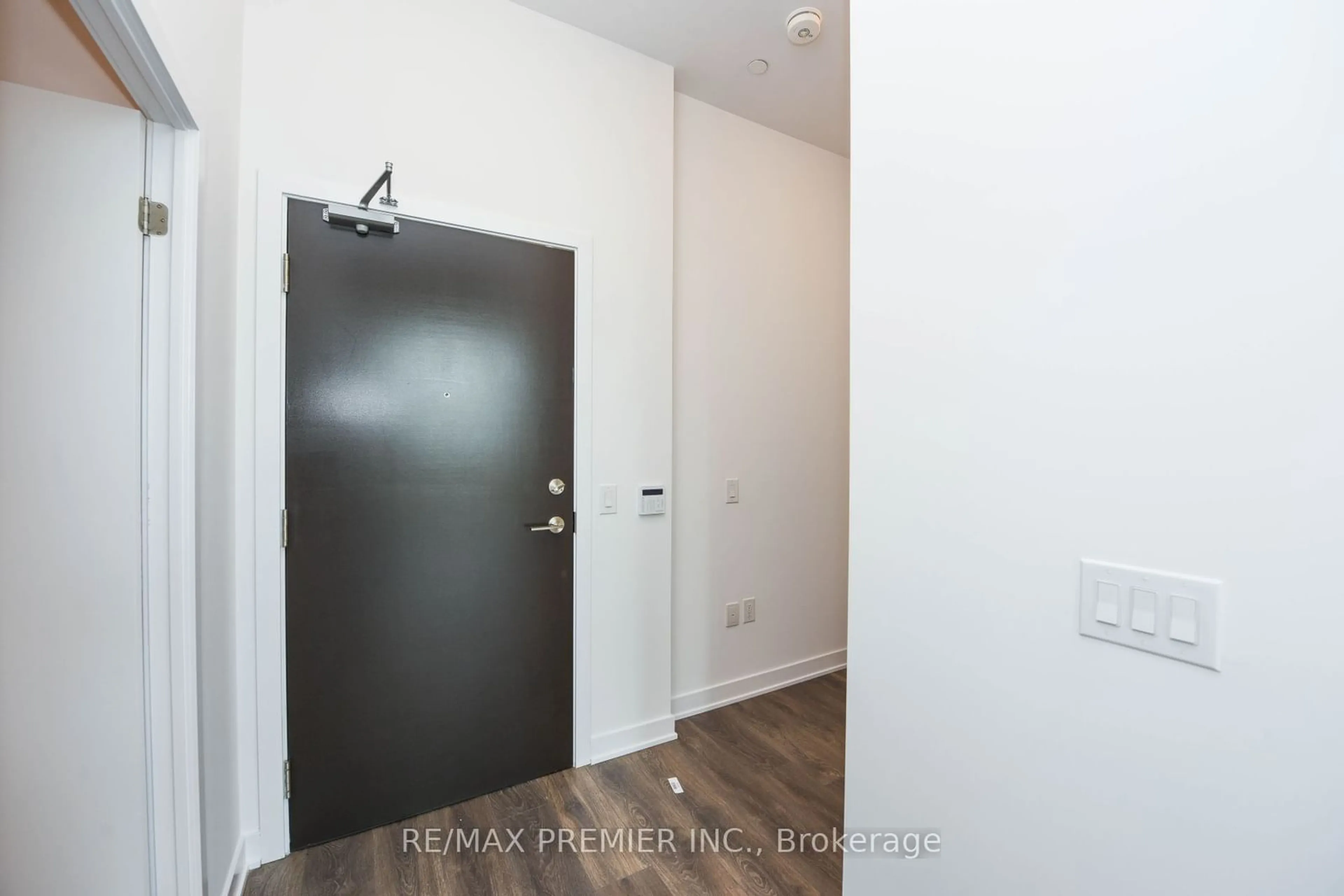 Indoor entryway for 60 Honeycrisp Cres #311, Vaughan Ontario L4K 0N5