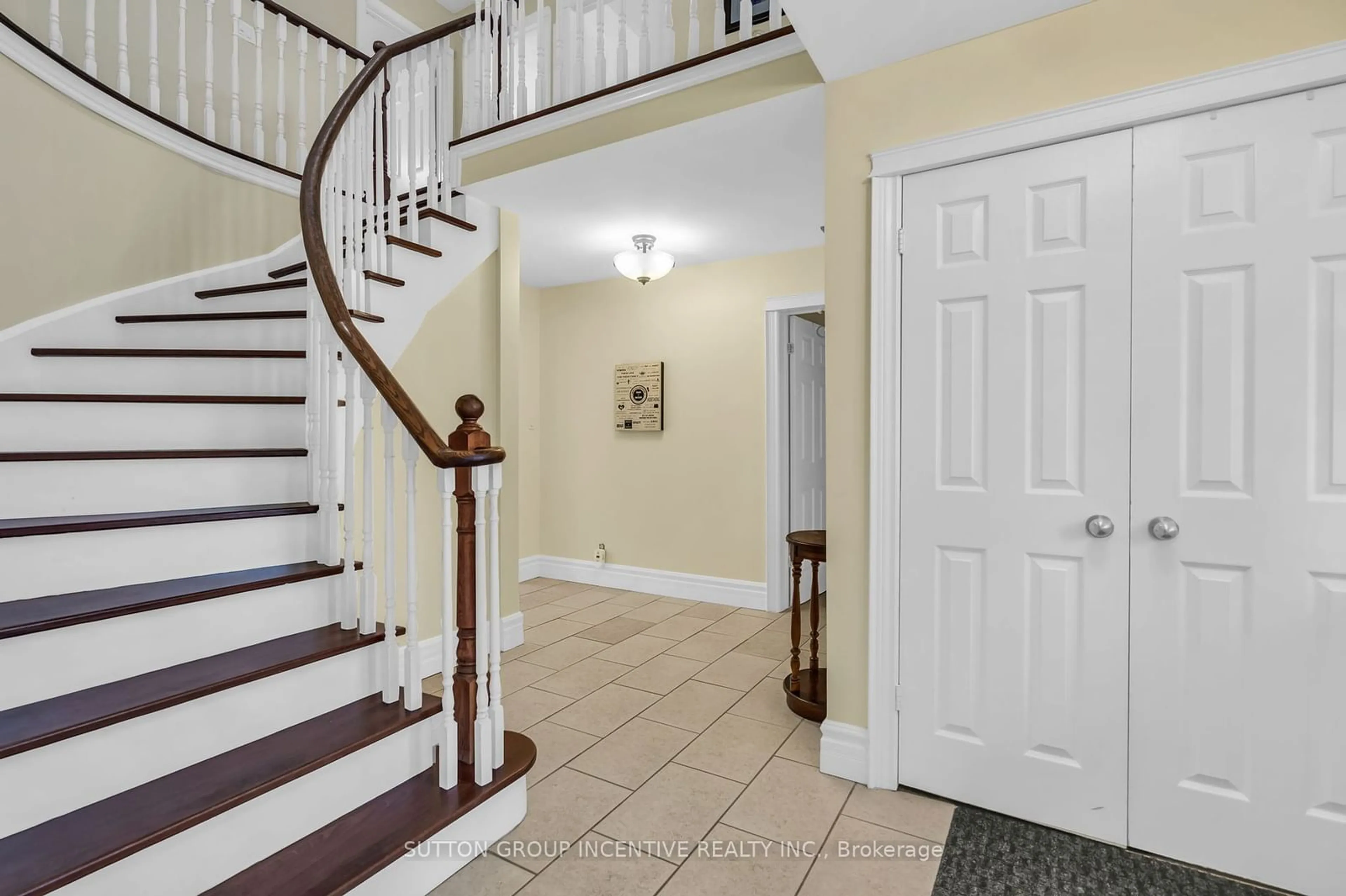 Indoor foyer for 9 Tower Crt, Bradford West Gwillimbury Ontario L3Z 2V2