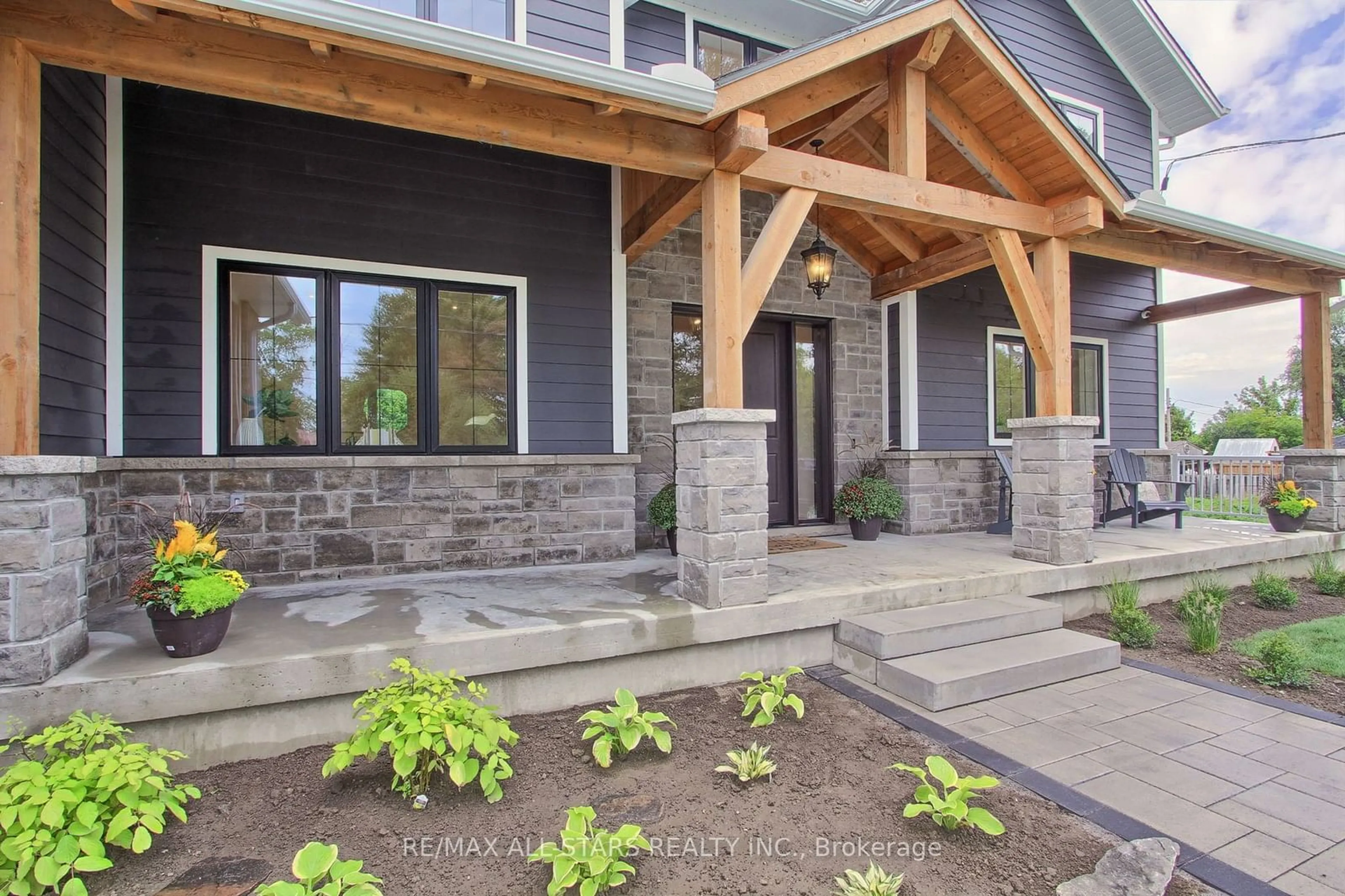 Indoor entryway for 27088 Kennedy Rd, Georgina Ontario L0E 1S0