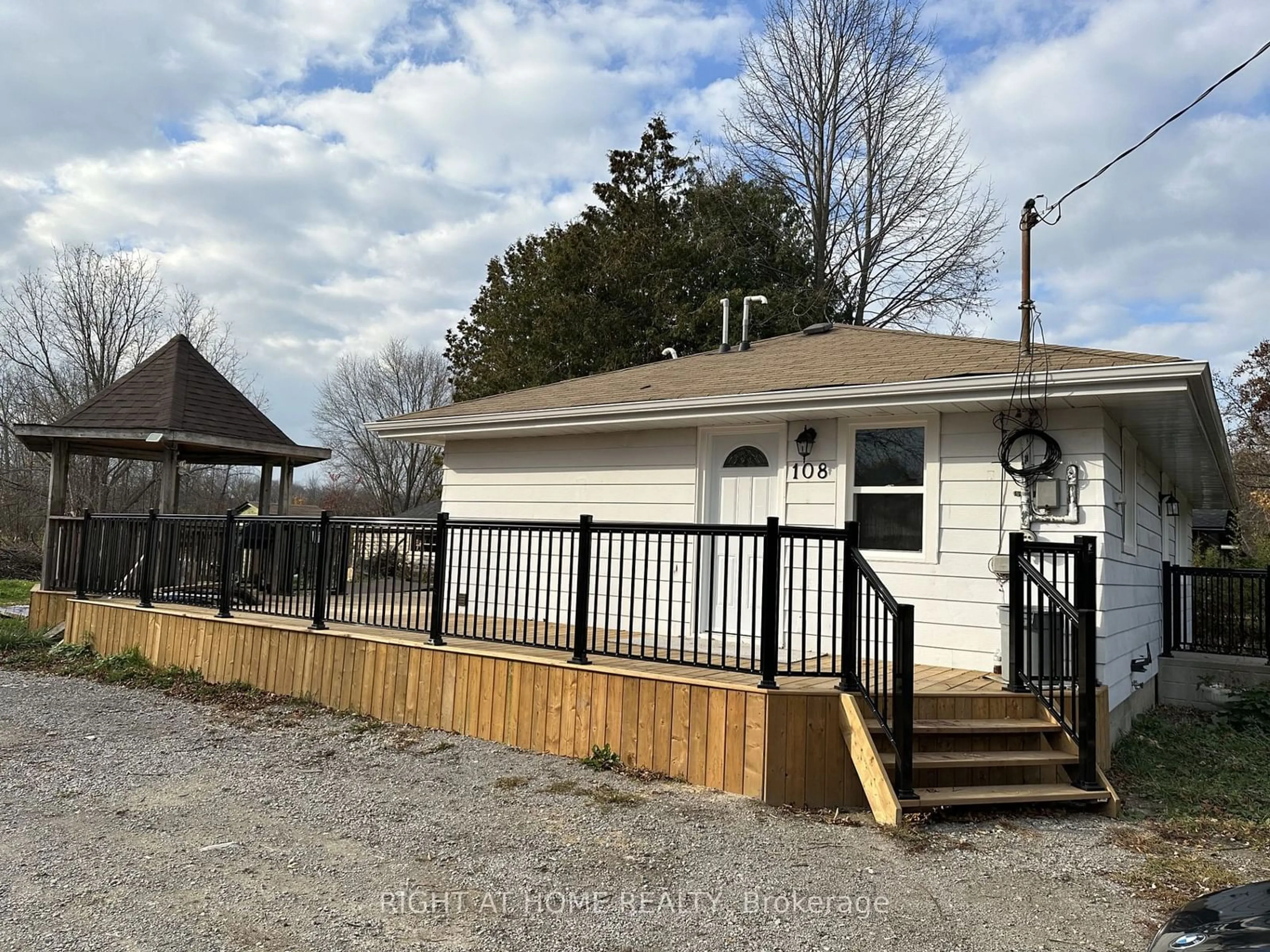 A pic from outside/outdoor area/front of a property/back of a property/a pic from drone, unknown for 108 Virginia Blvd, Georgina Ontario L0E 1R0