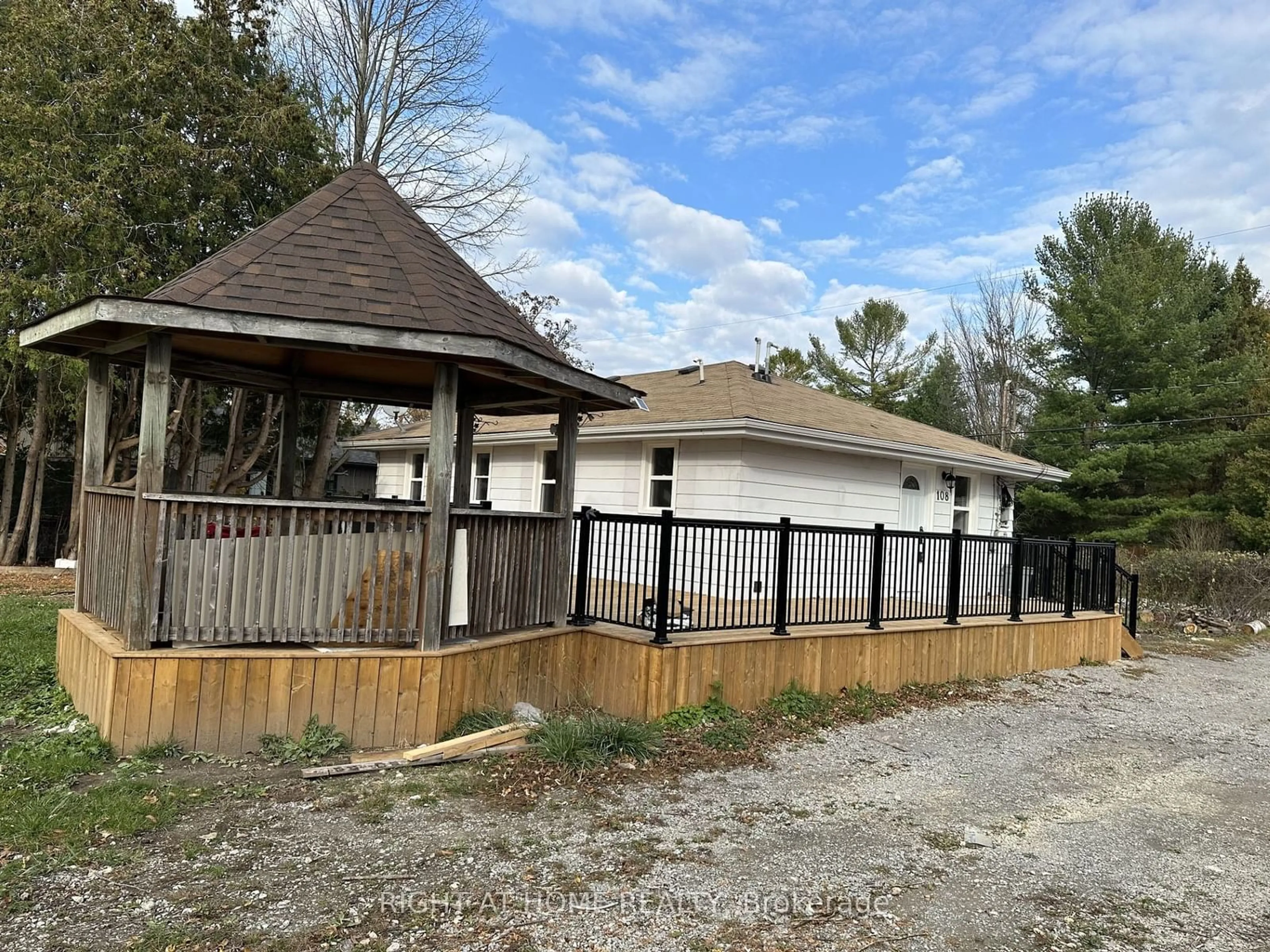 A pic from outside/outdoor area/front of a property/back of a property/a pic from drone, unknown for 108 Virginia Blvd, Georgina Ontario L0E 1R0