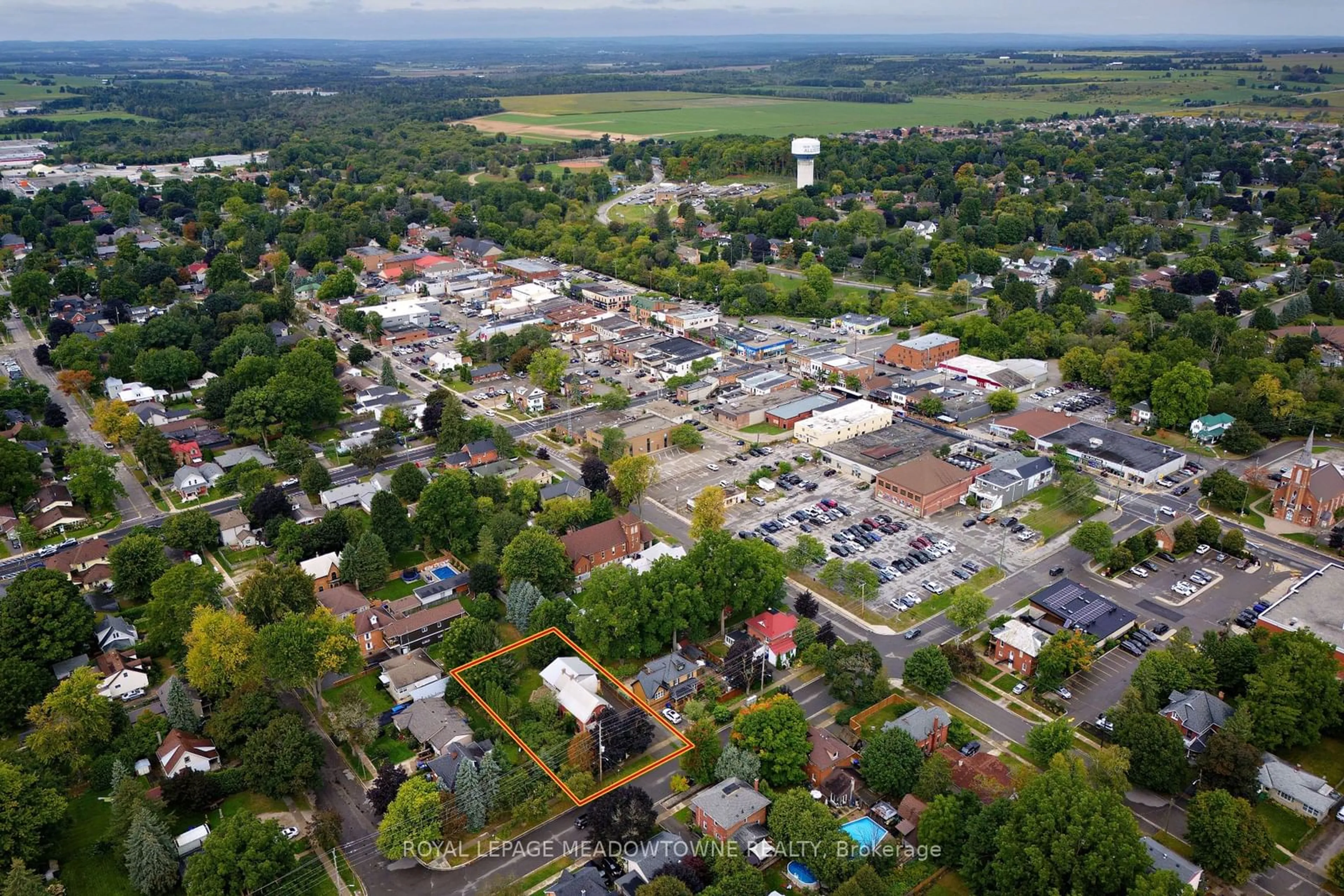 A pic from outside/outdoor area/front of a property/back of a property/a pic from drone, mountain view for 40 Centre St, New Tecumseth Ontario L9R 1G8