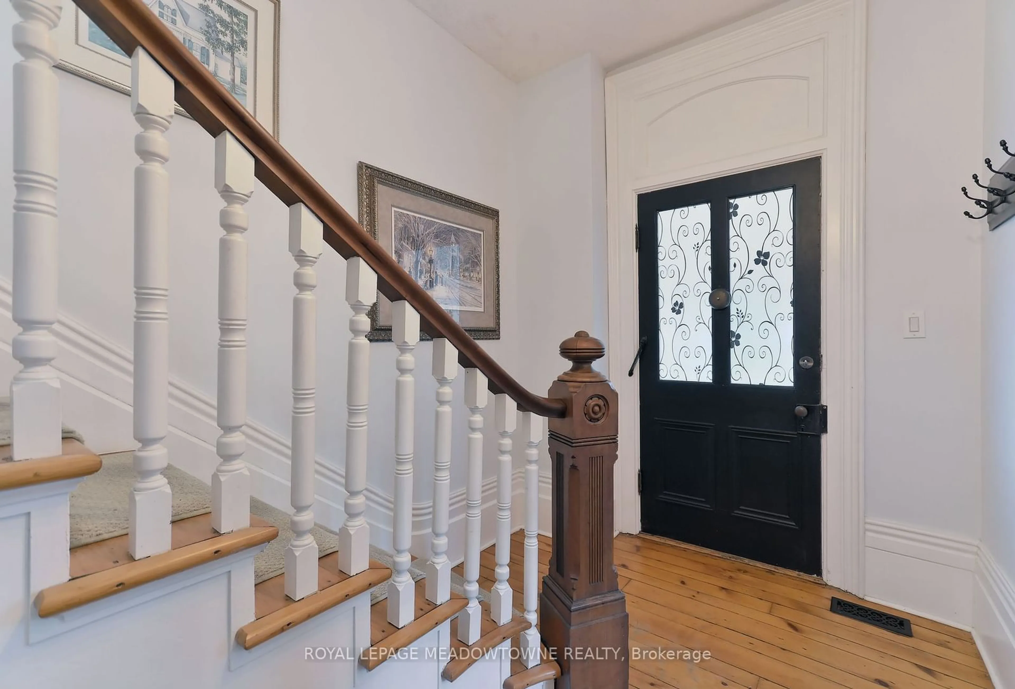 Indoor entryway for 40 Centre St, New Tecumseth Ontario L9R 1G8