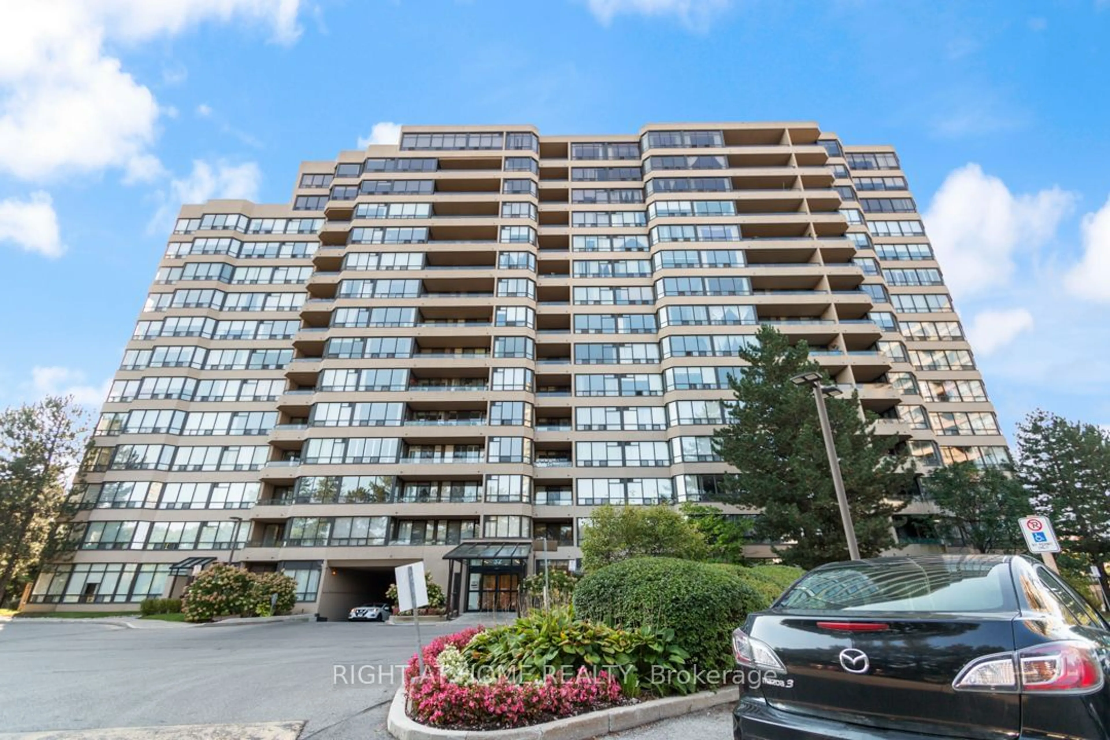 A pic from exterior of the house or condo, the front or back of building for 32 Clarissa Dr #1528, Richmond Hill Ontario L4C 9R7