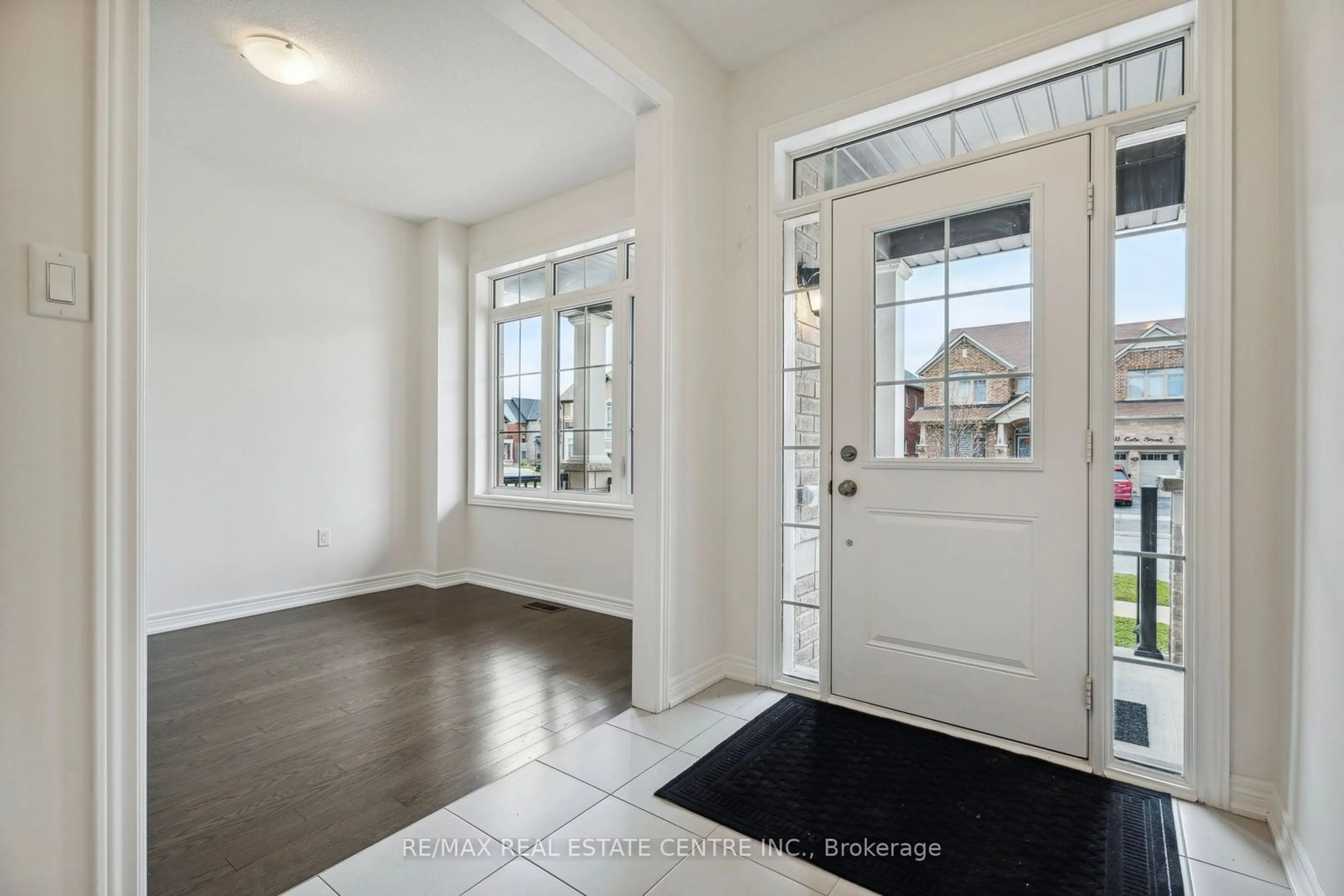 Indoor entryway, wood floors for 1042 Cole St, Innisfil Ontario L9S 0J9