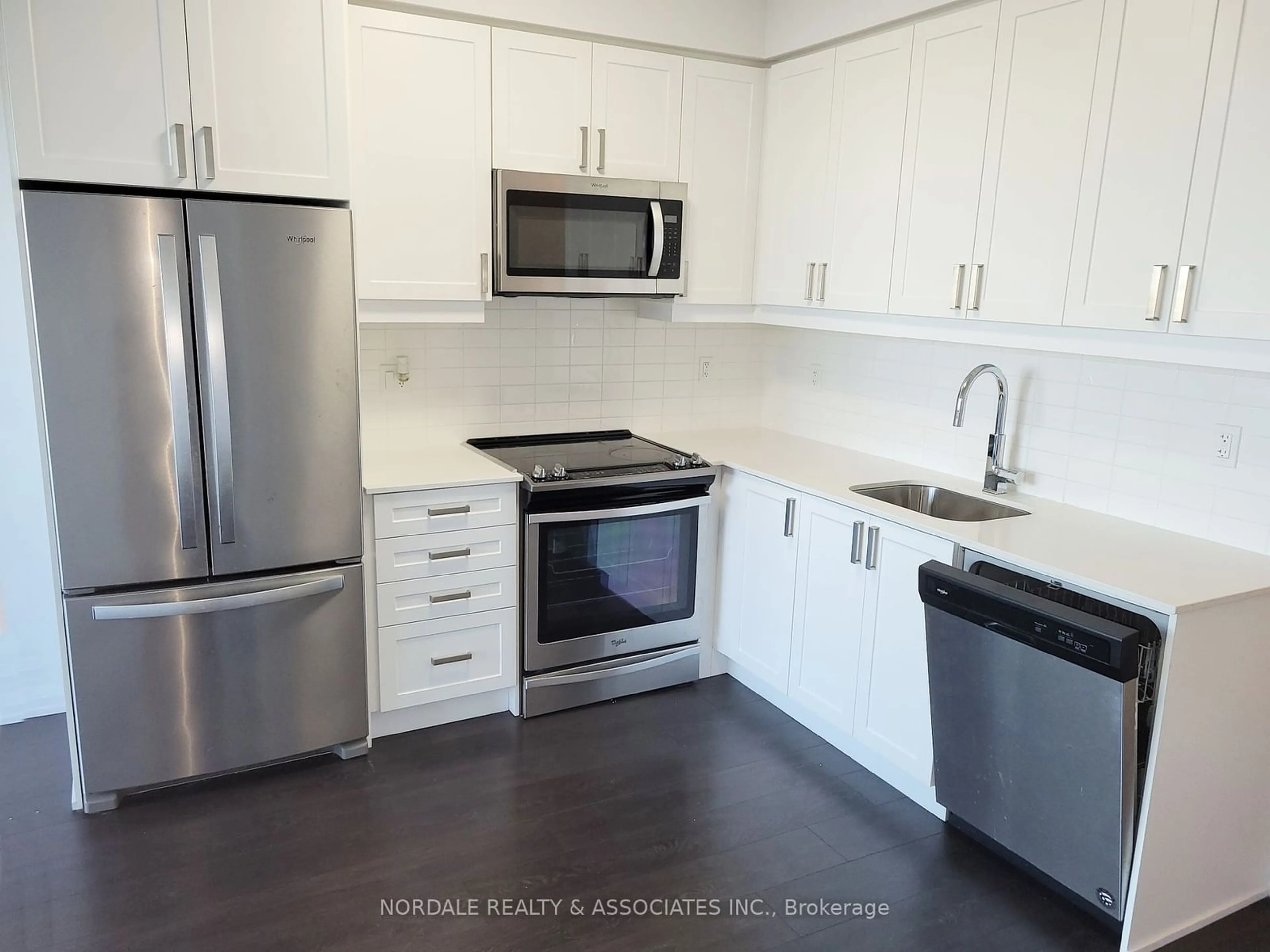 Standard kitchen for 7895 JANE St #717, Vaughan Ontario L4K 0K2